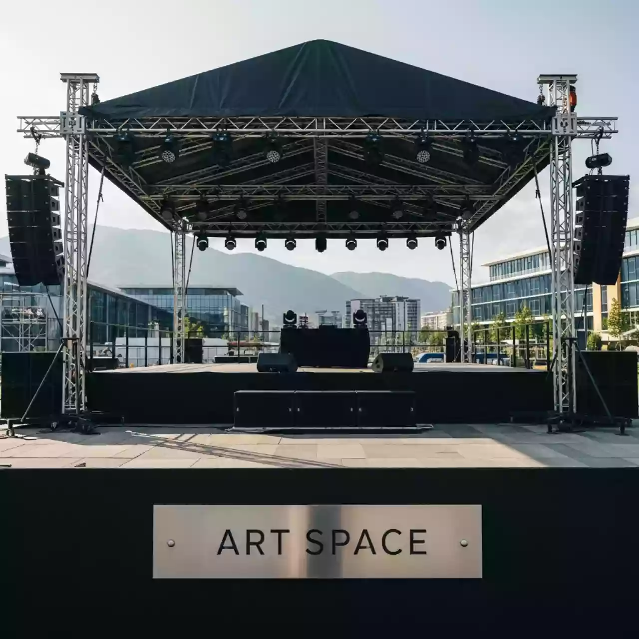 Аренда Сцена двускатная 10х8 м черная в Gamma Sirius — ART SPACE