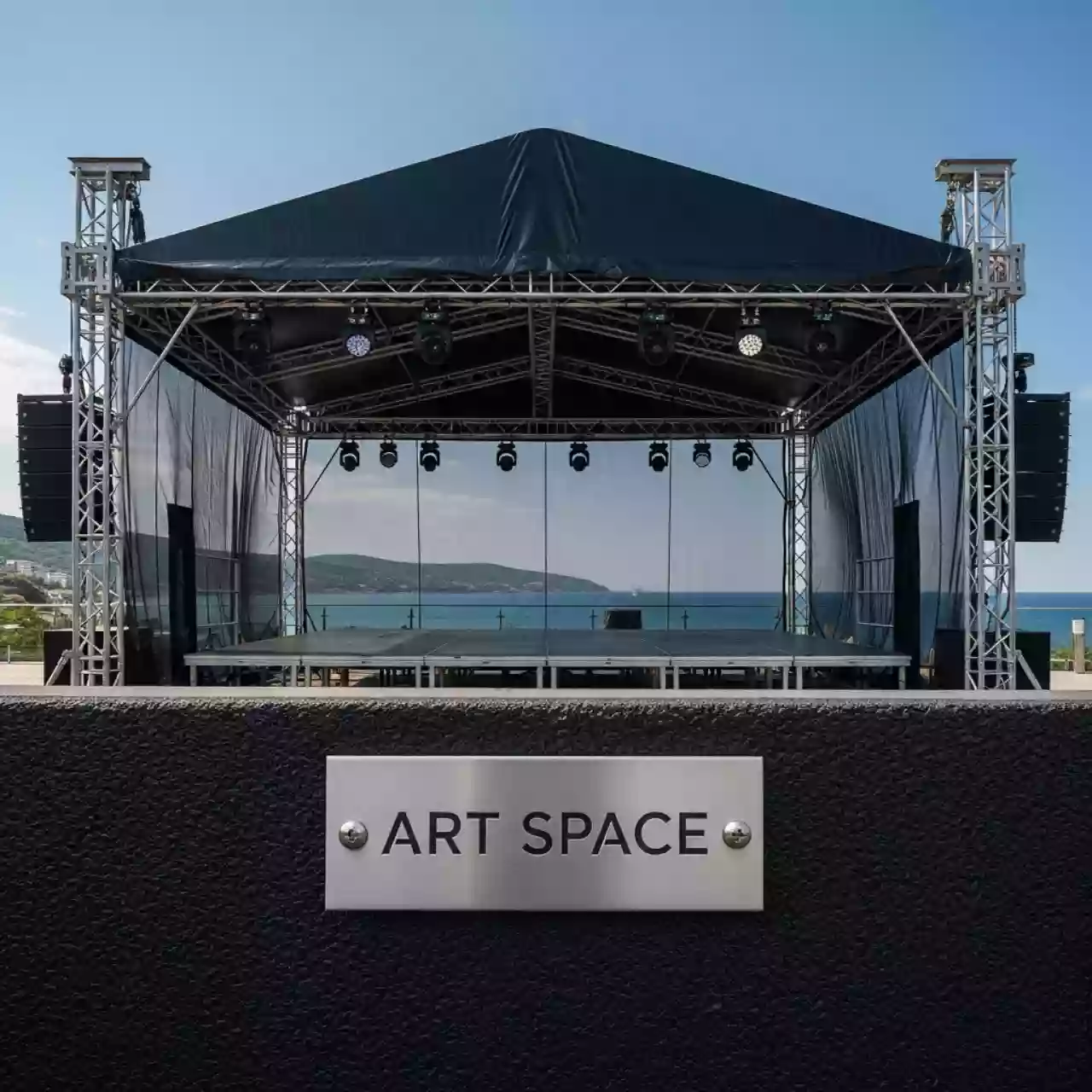 Аренда Сцена односкатная 12х10 м черная в ресторане «Плакучая Ива» — ART SPACE