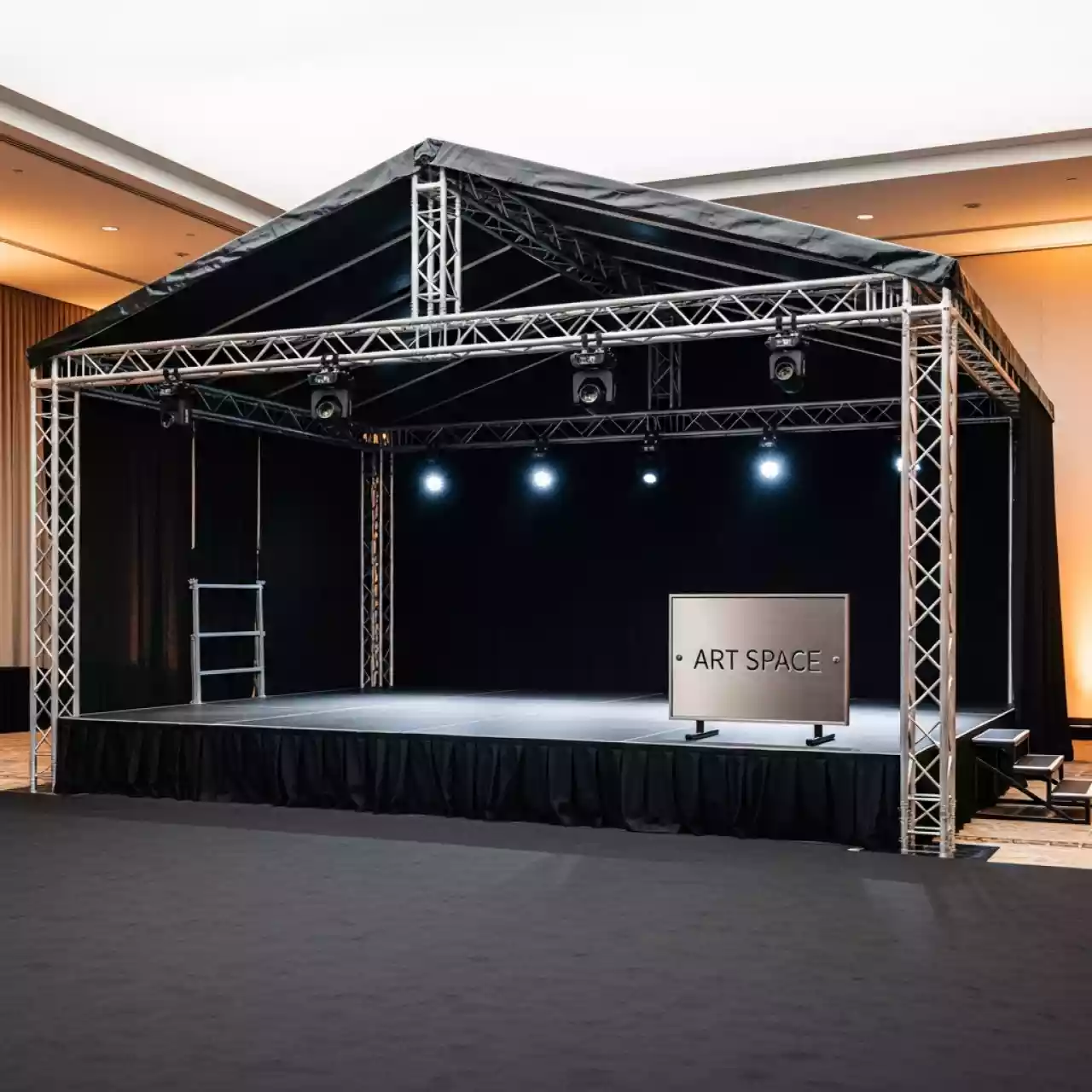 Аренда Сцена односкатная 14х10 черная в Mövenpick Hotel — ART SPACE