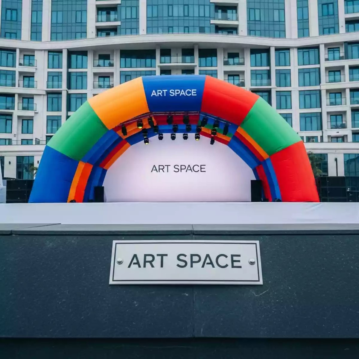 Аренда Сцена ракушка надувная "Разноцветная" в Cosmos Sochi Hotel — ART SPACE