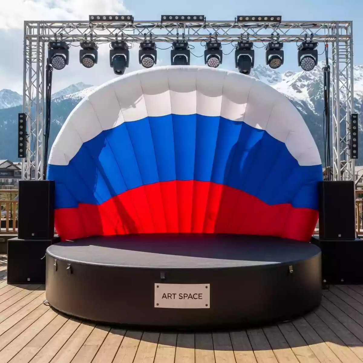 Аренда Сцена ракушка надувная Триколор 9х4,5 м в Rixos Krasnaya Polyana — ART SPACE