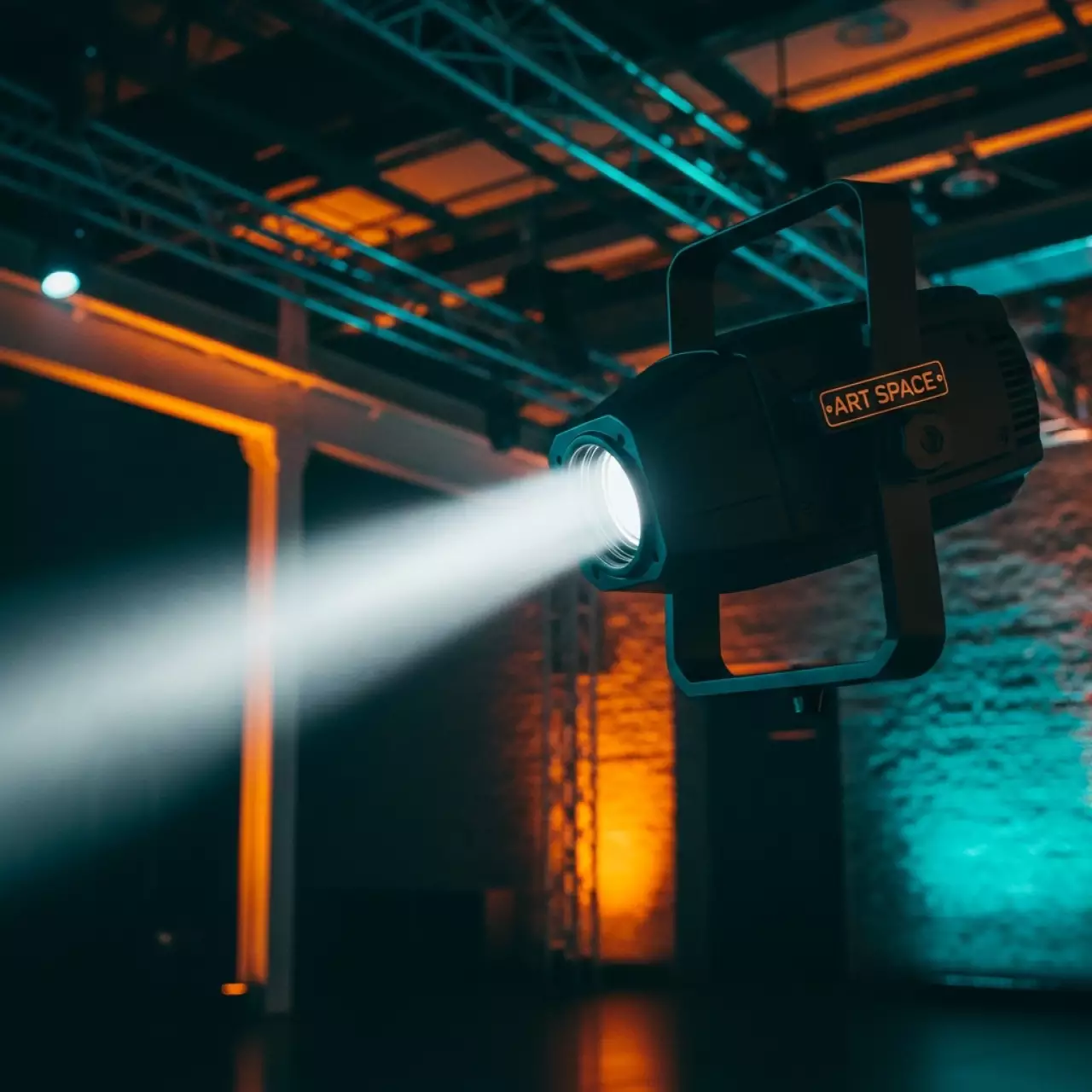 Аренда Сценические огни Beam Sharpy 230W 7R в Red Arena — ART SPACE