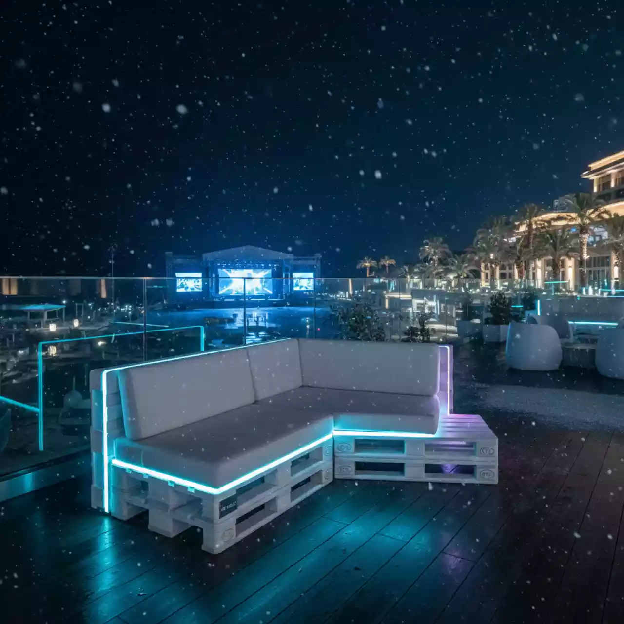 Аренда Сегмент дивана угловой из белых паллет в Swissôtel Resort Sochi Kamelia — ART SPACE