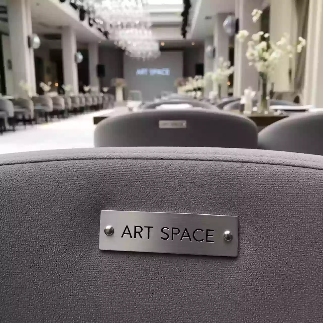 Аренда Серых Стульев АРТ СПЕЙС для Показа Мод в Ресторане «Сыроварня» — ART SPACE