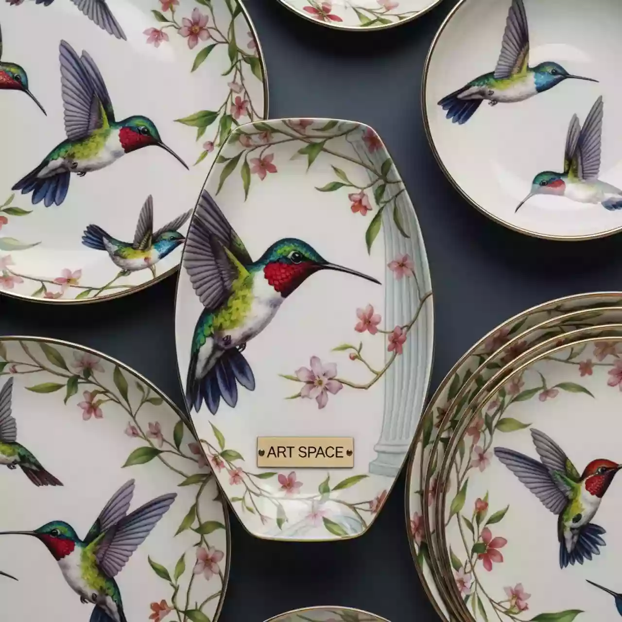 Аренда Сет тарелок декоративных Колибри в отеле «Звездный» — ART SPACE