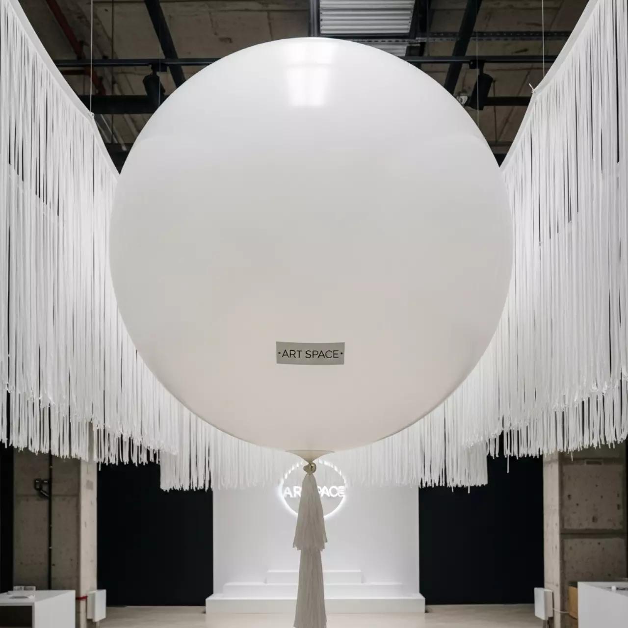 Аренда Шар с гелием 1 м белый с бахромой в пляжном комплексе VinoGrad — ART SPACE