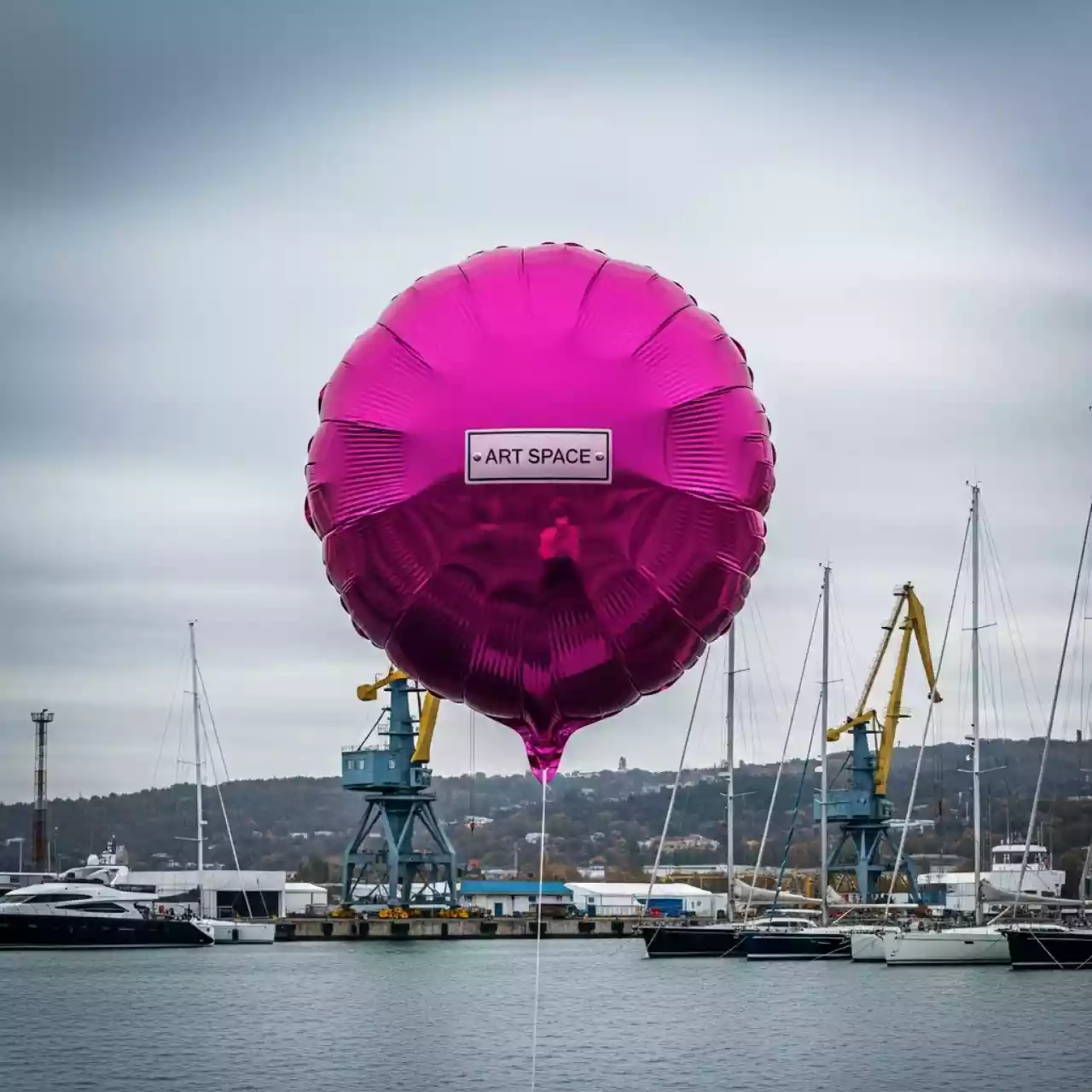 Аренда Шар воздушный фольгированный розовый на парусной регате (Сочи) — ART SPACE