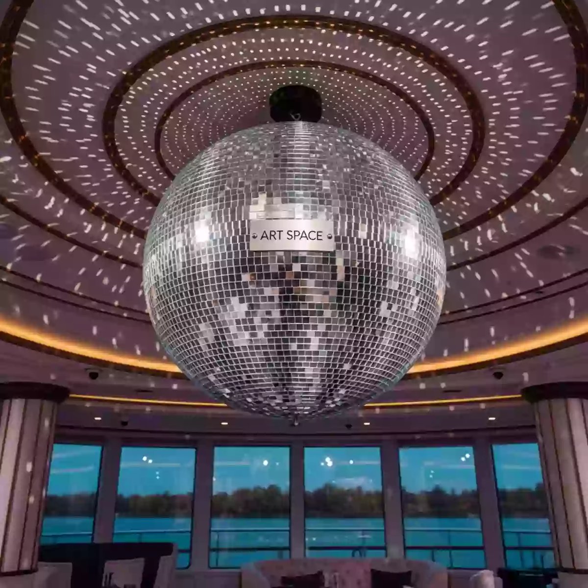 Аренда Шар зеркальный диаметр 100 см на теплоходе «Дагомыс» — ART SPACE