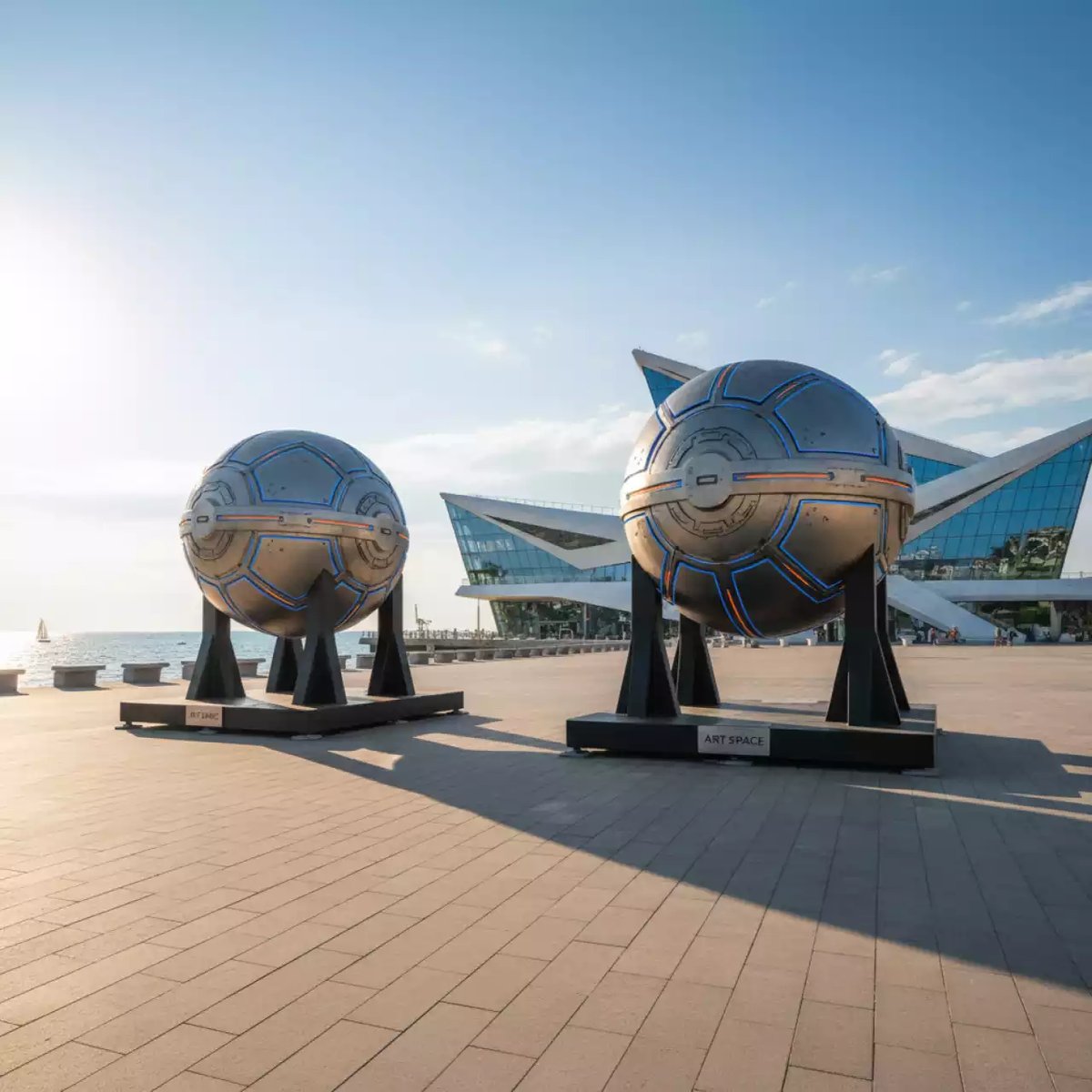 Аренда Шары механические вращающиеся на подставке на Имеретинской набережной — ART SPACE