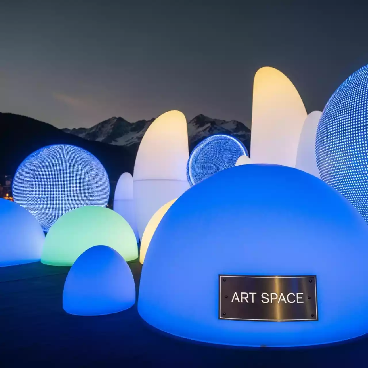 Аренда Шары светящиеся и LED полусферы на курорте «Газпром» (Альпика) — ART SPACE