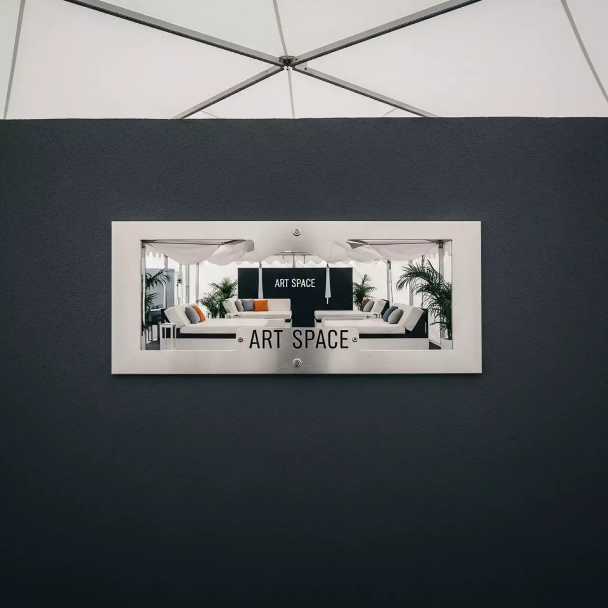 Аренда Шатер с лежаками Konnor в парке «Ривьера» — ART SPACE