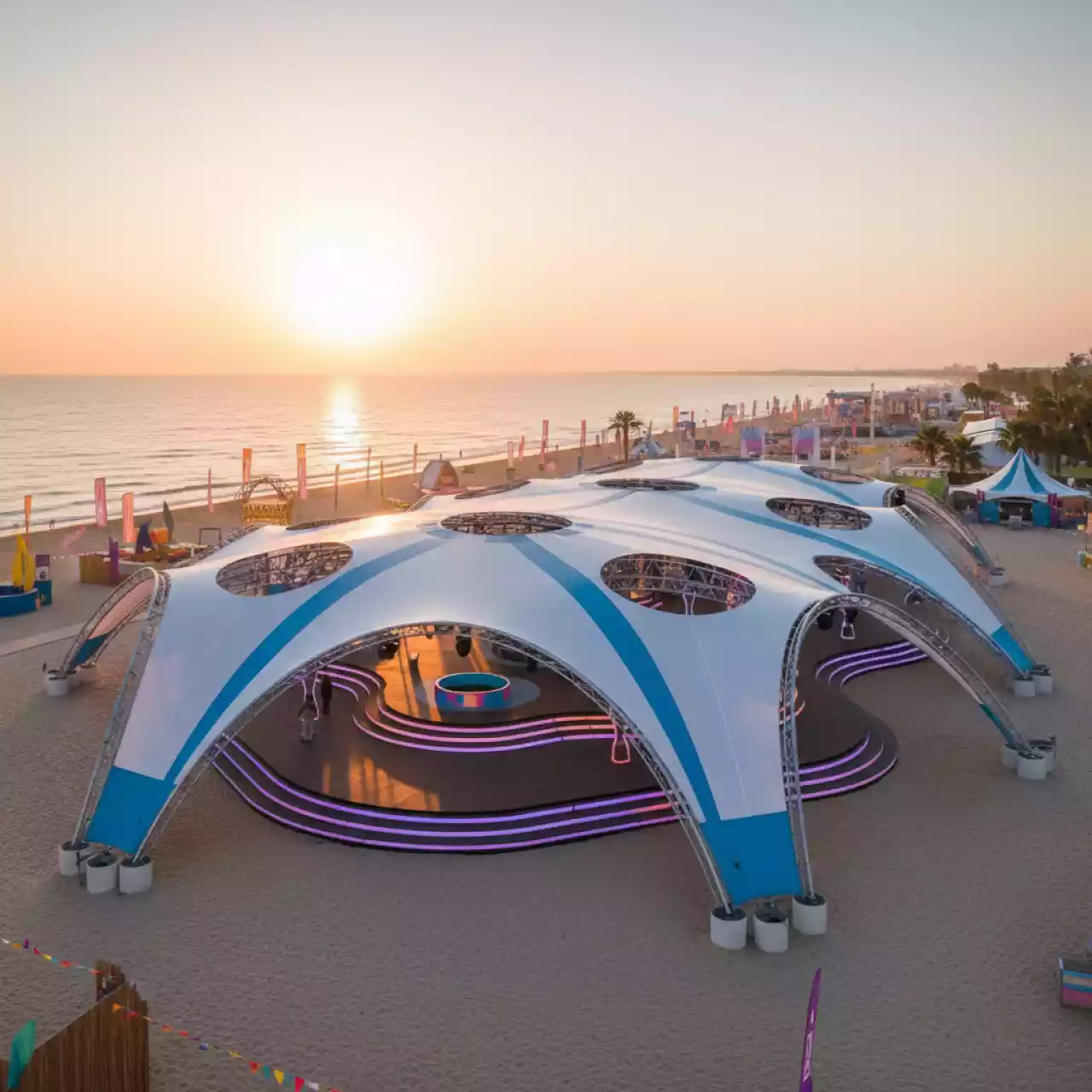 Аренда Шатра для Свадьбы на Пляже «Маяк»: Современный Шатра для Вечеринки VK Fest — ART SPACE