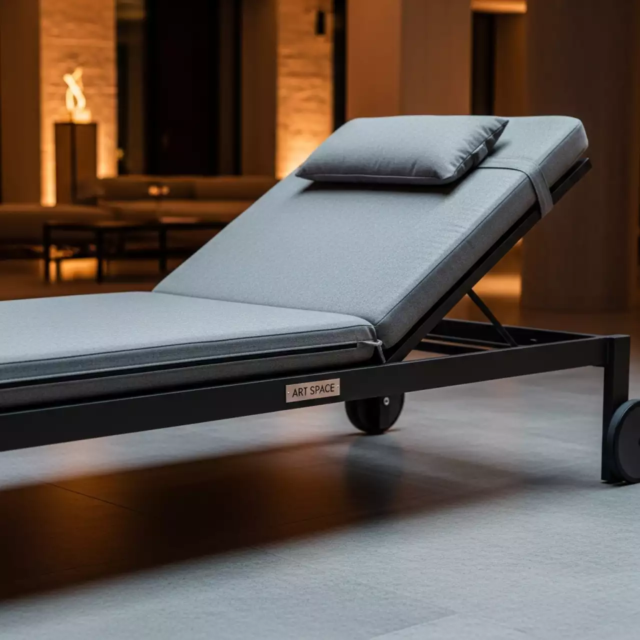 Аренда Шезлонг AMALFI каркас алюминиевый цвет LAVA подушки из ткани водонепроницаемой Stone в Mövenpick Hotel — ART SPACE