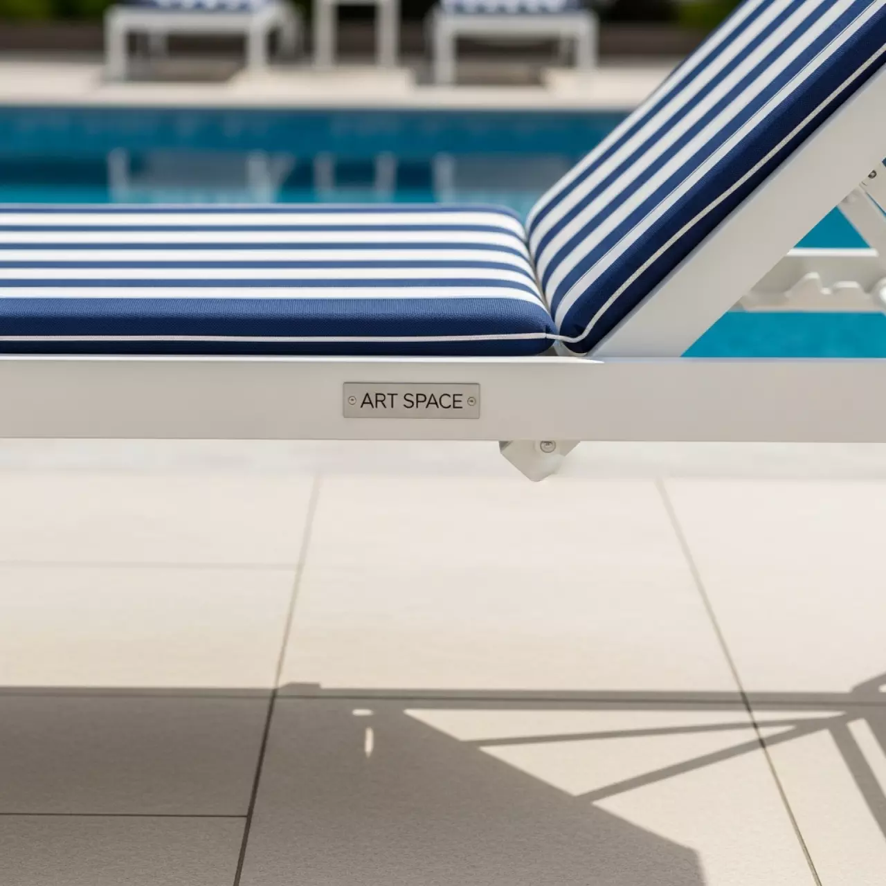Аренда Шезлонг бело синий в отеле Radisson Lazurnaya — ART SPACE