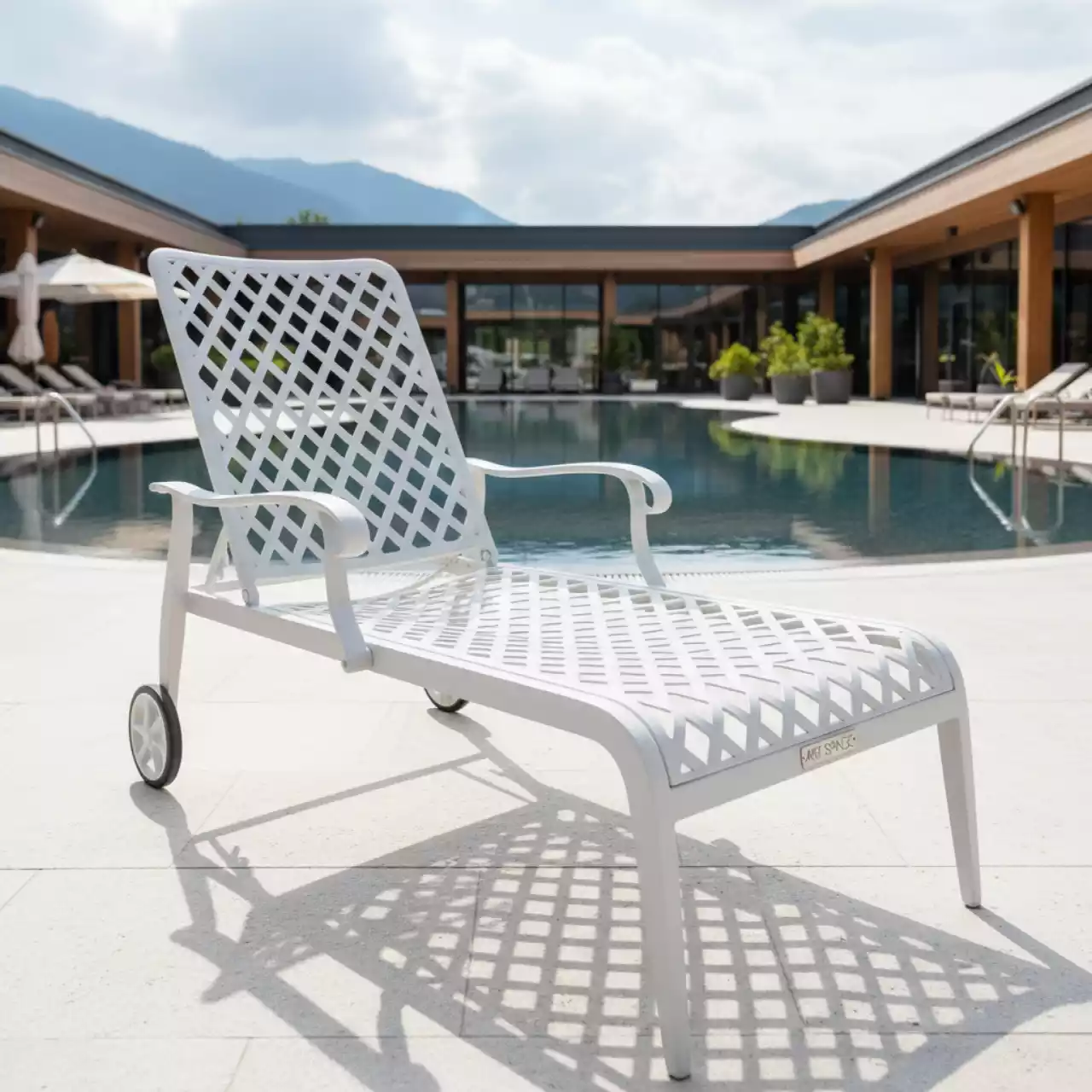 Аренда Шезлонг Bertha из литого алюминия белый в Green Flow Hotel — ART SPACE