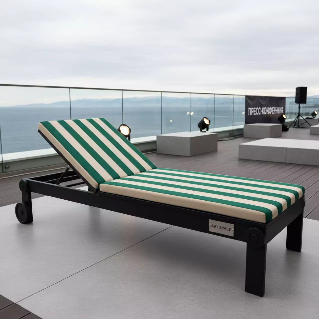 Аренда Шезлонг бежево зеленый в отеле Hyatt Regency Sochi — ART SPACE