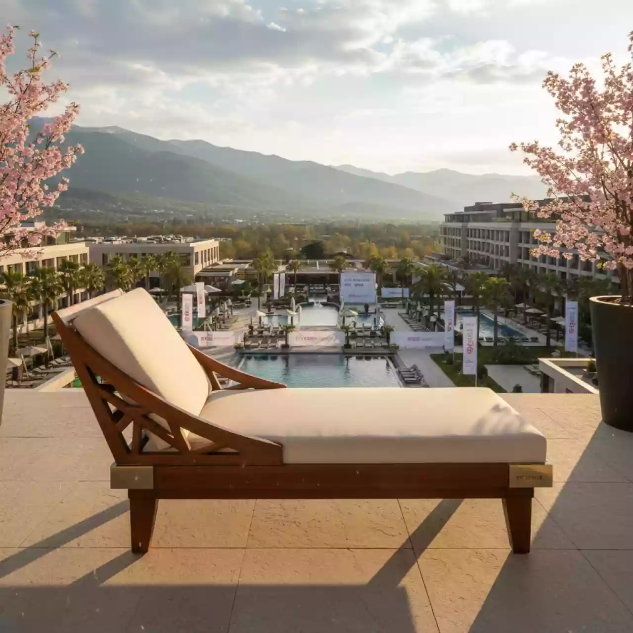 Аренда Шезлонг деревянный с обивкой Isokon в Grand Karat Sochi — ART SPACE