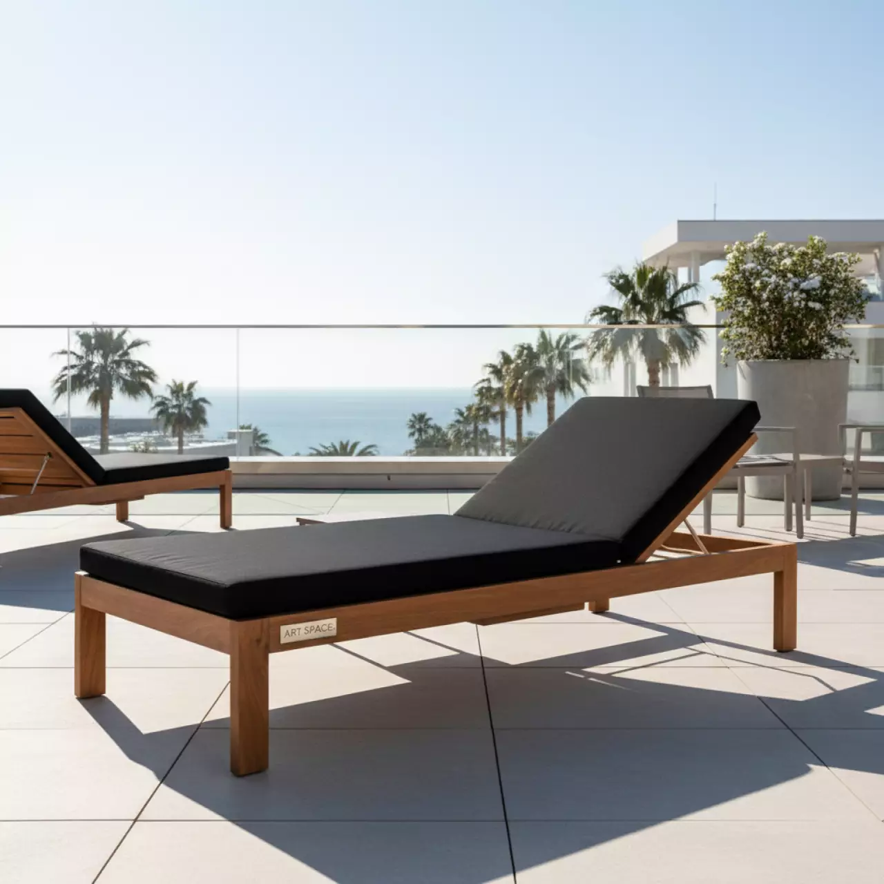 Аренда Шезлонг из акации с черной подушкой Royal Family Michelle Sunlounge в City Park Hotel Sochi — ART SPACE