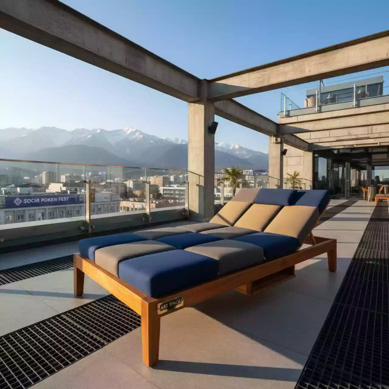 Аренда Шезлонг лежак деревянный с матрасом Cano в Panorama by Mercure — ART SPACE