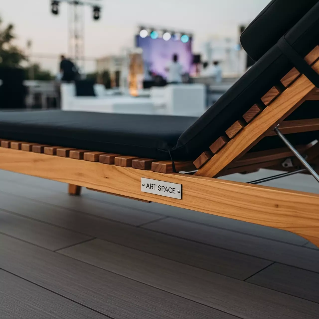 Аренда Шезлонг лежак из акации Royal Family Michelle Sunlounge с черной подушкой в ресторане «Высота 5642» — ART SPACE