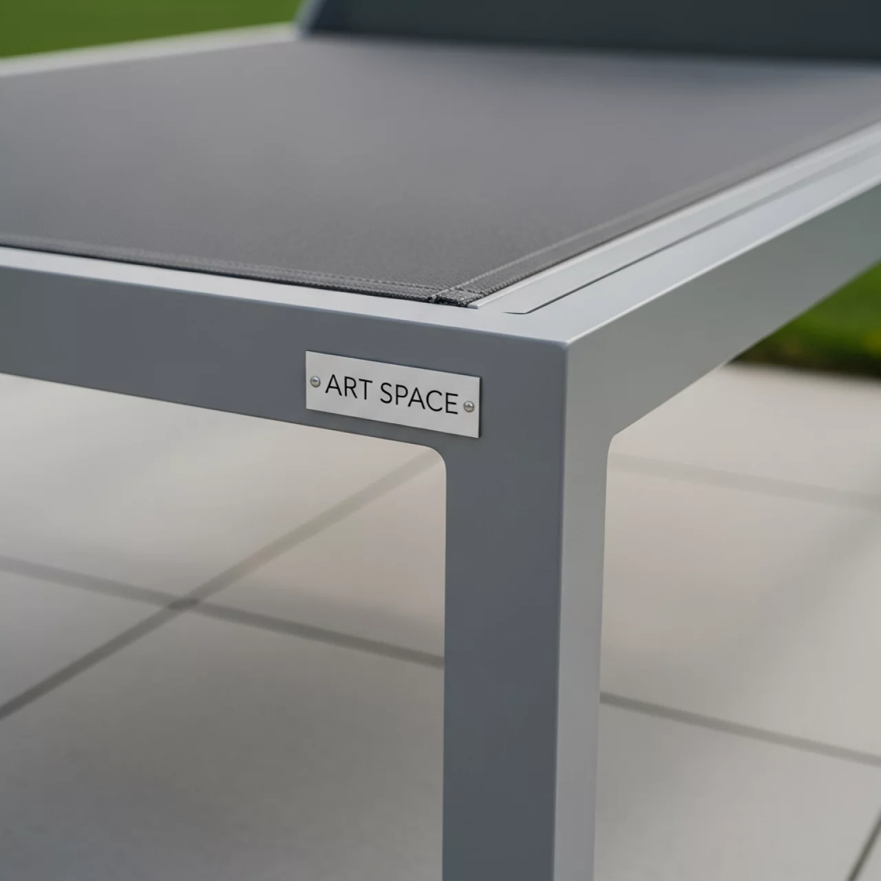 Аренда Шезлонг лежак металлический Lotos Sunbed в Sport Inn Hotel & Wellness — ART SPACE