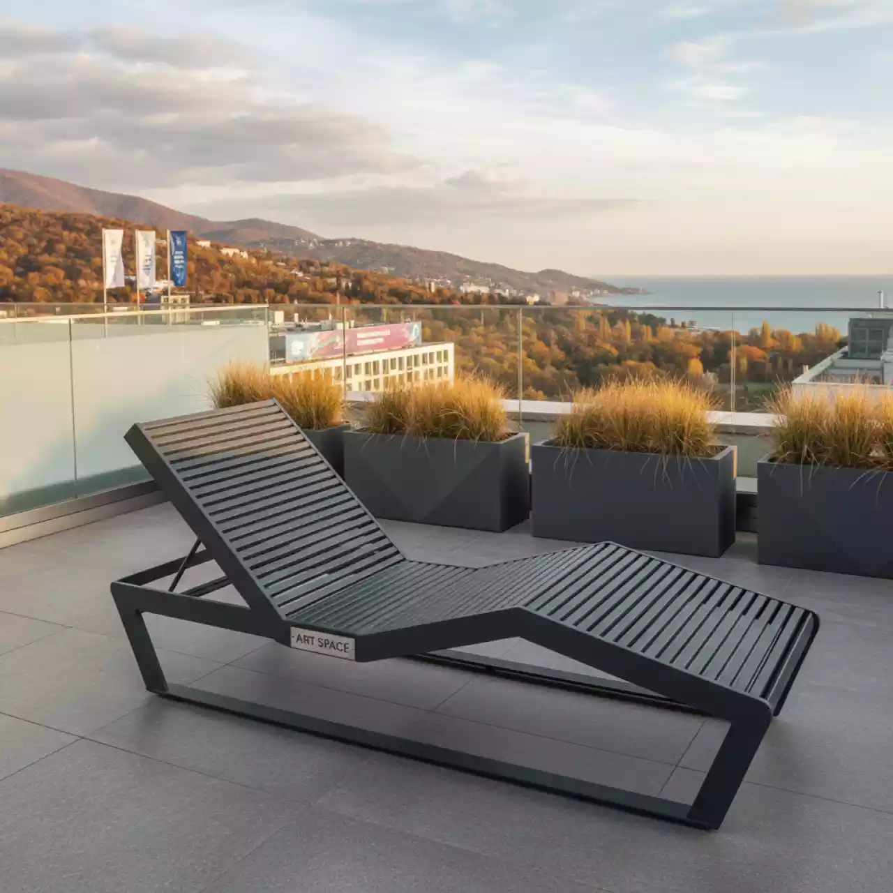 Аренда Шезлонг лежак металлический Wave Paint антрацит в Courtyard by Marriott Sochi — ART SPACE