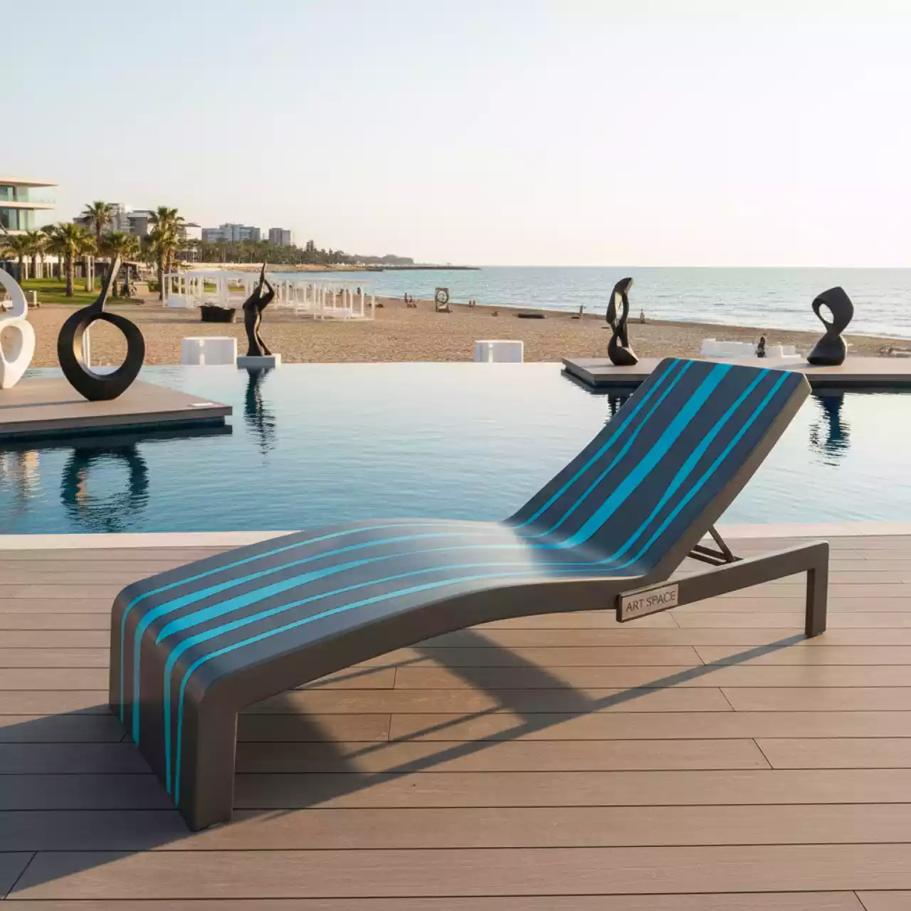 Аренда Шезлонг лежак металлический Wave Paint тортора бирюзовый на пляже «Ривьера» — ART SPACE