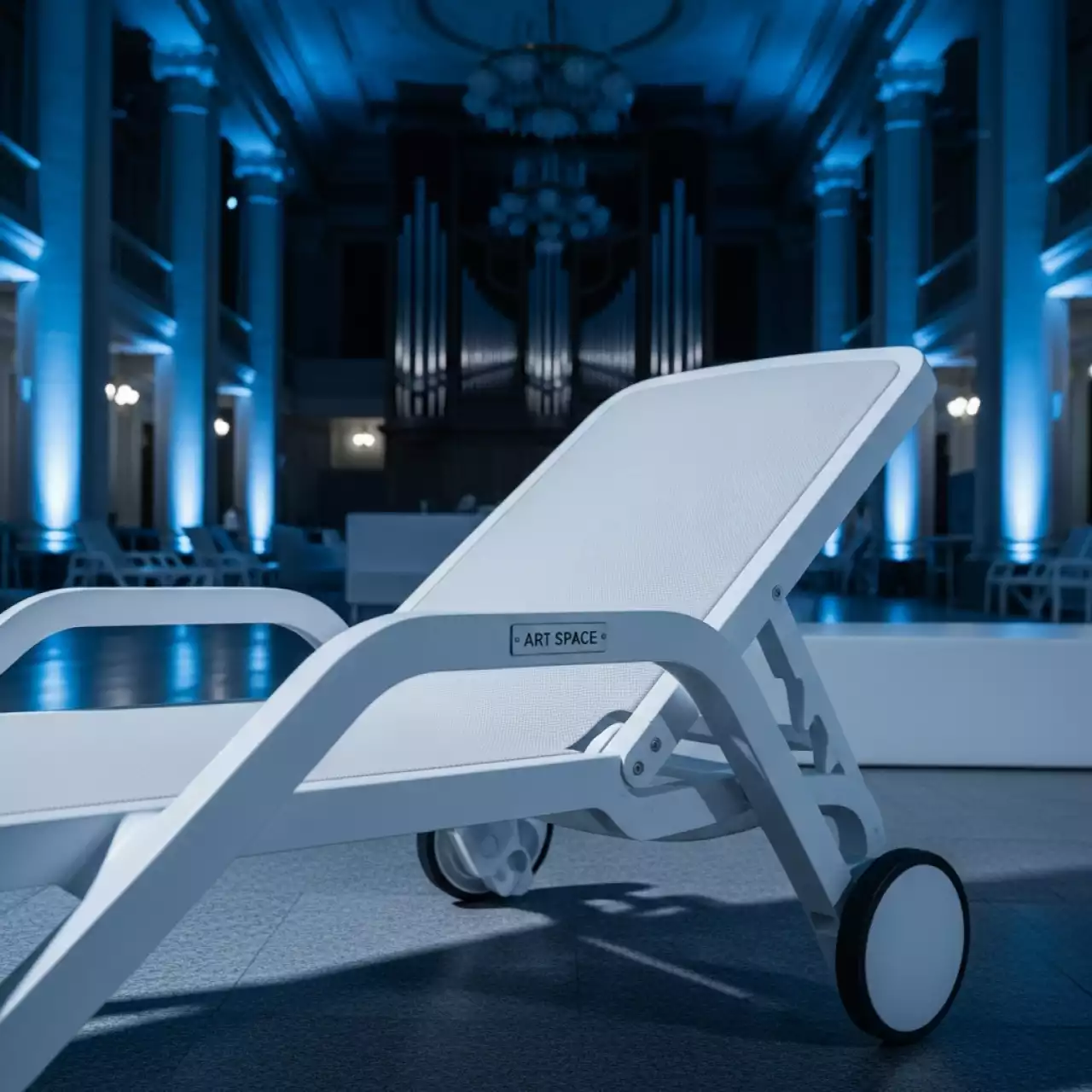Аренда Шезлонг лежак пластиковый Alfa в Зале органной и камерной музыки — ART SPACE