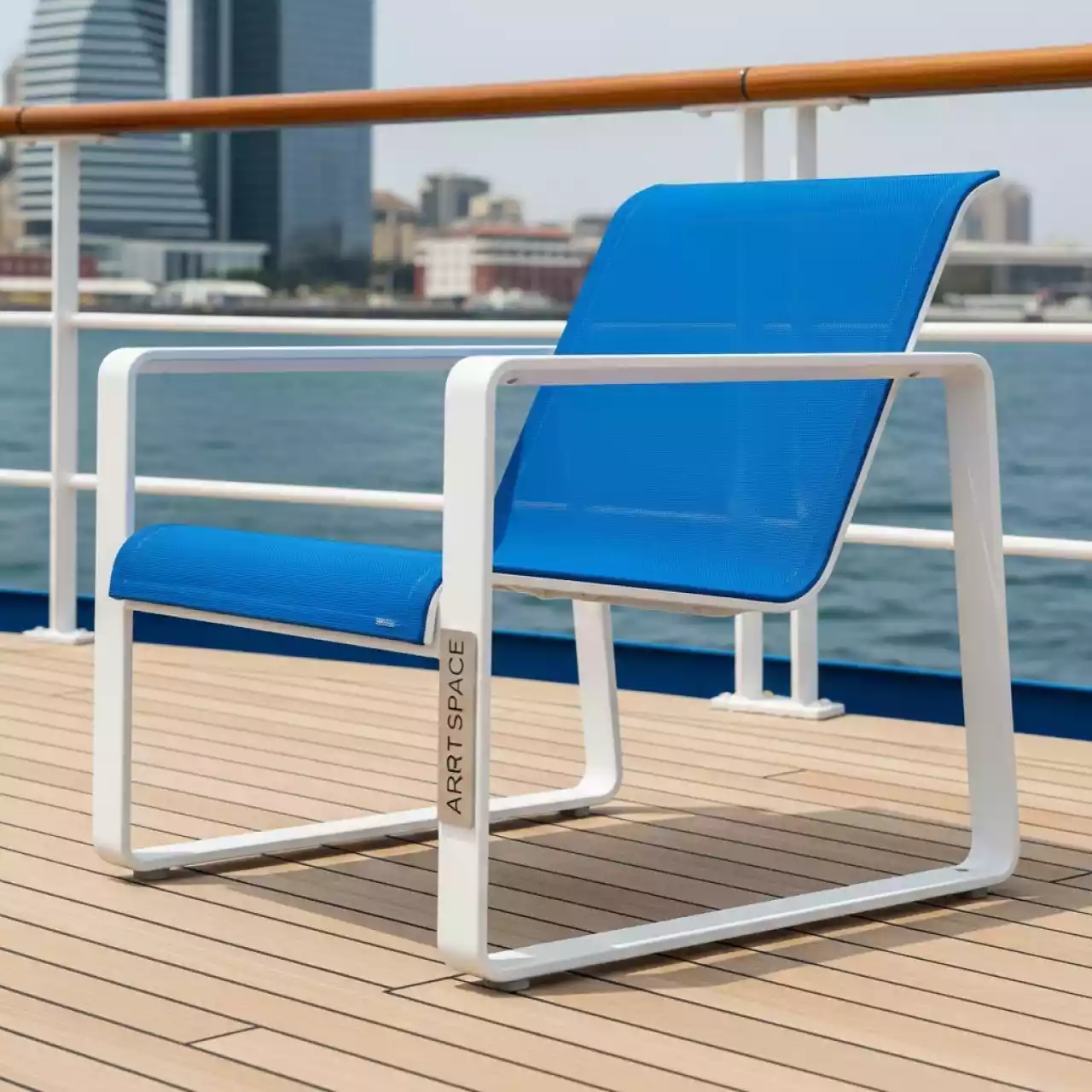 Аренда Шезлонг металлический Podio белый синий на теплоходе «Дагомыс» — ART SPACE
