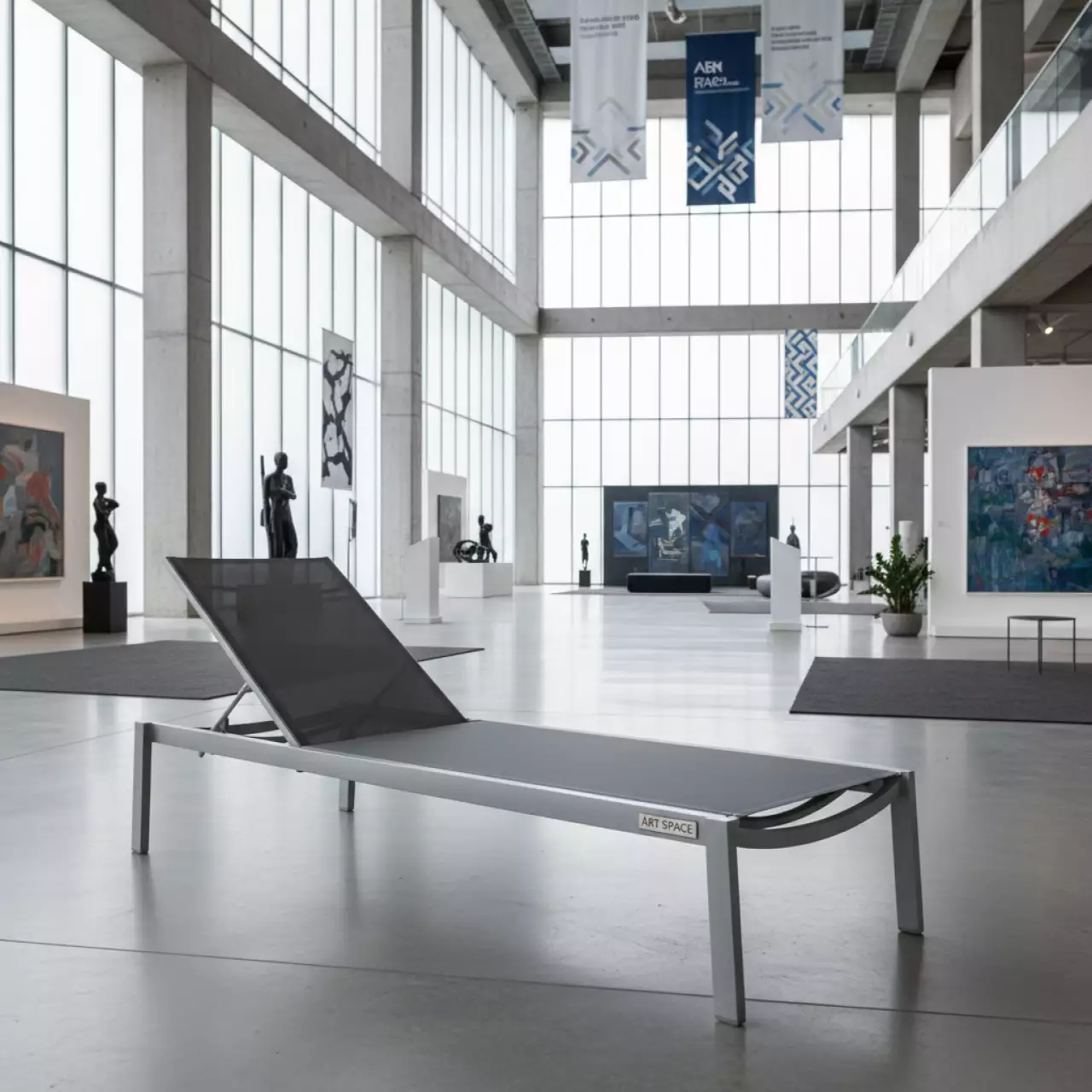 Аренда Шезлонг Парма каркас алюминий светло серый ткань текстилен темно серая в Маринс Парк Отеле — ART SPACE