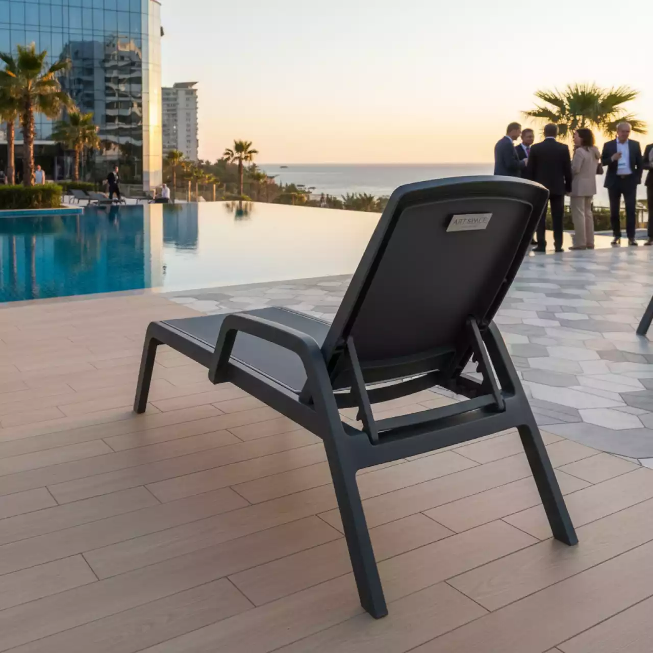 Аренда Шезлонг пластиковый Royal Family MARK антрацит без матраса в Novotel Resort — ART SPACE