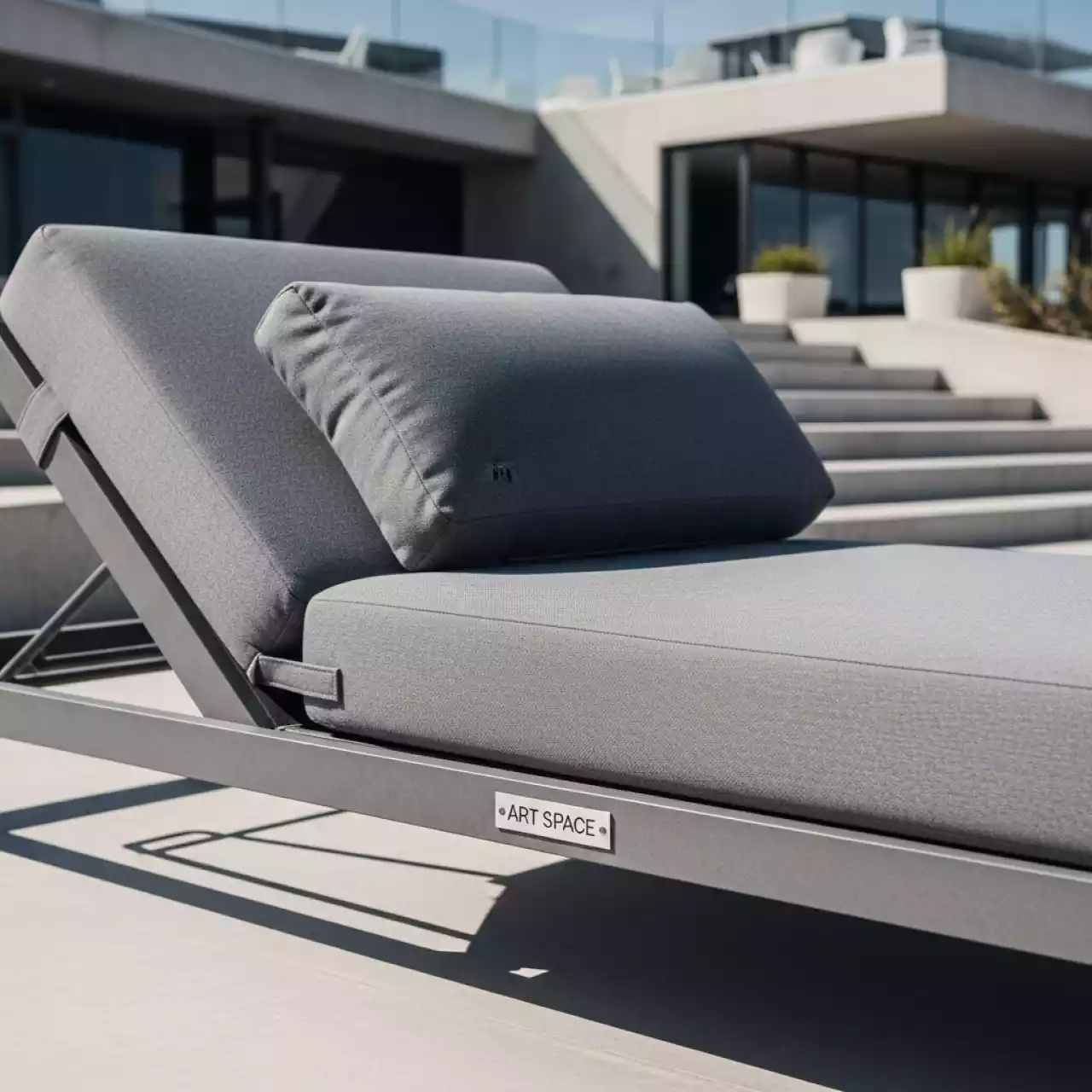 Аренда Шезлонг серый с матрасом Джайпур Jaipur в пляжном клубе Del Mar — ART SPACE