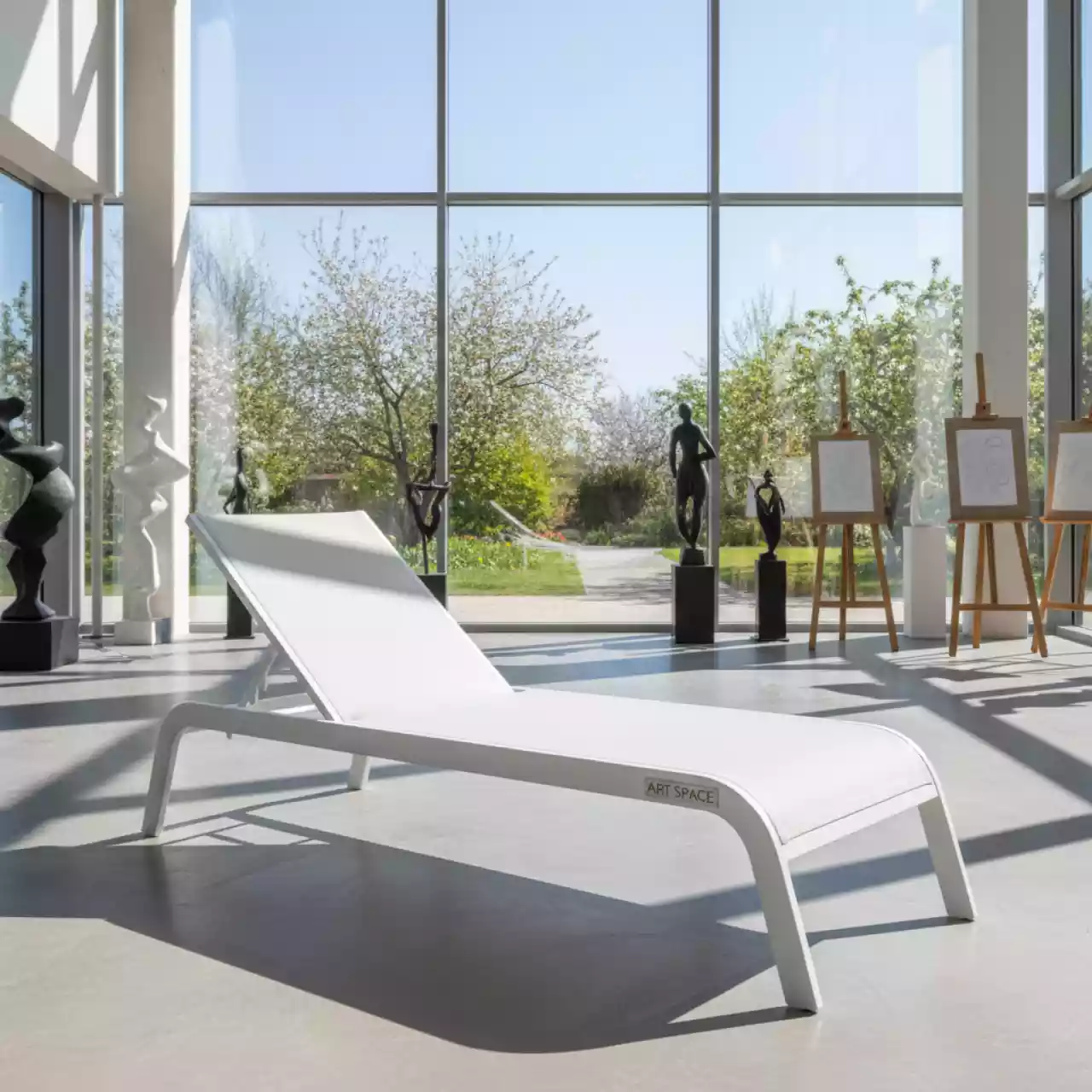 Аренда Шезлонг SOGNO белый из алюминия в Маринс Парк Отеле — ART SPACE
