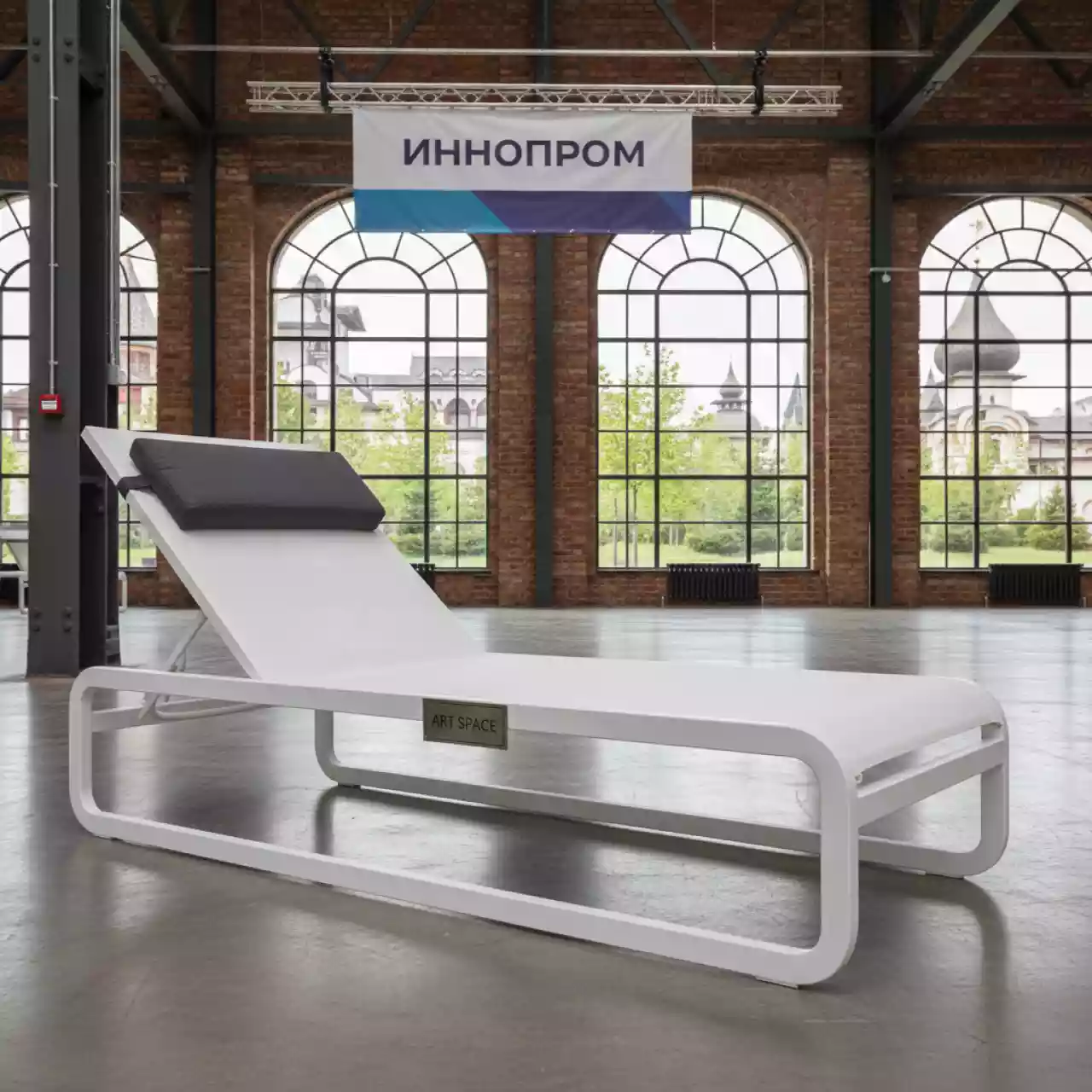 Аренда Шезлонг SOGNO S каркас белый текстилен белый подушка антрацит в этно-парке «Моя Россия» — ART SPACE