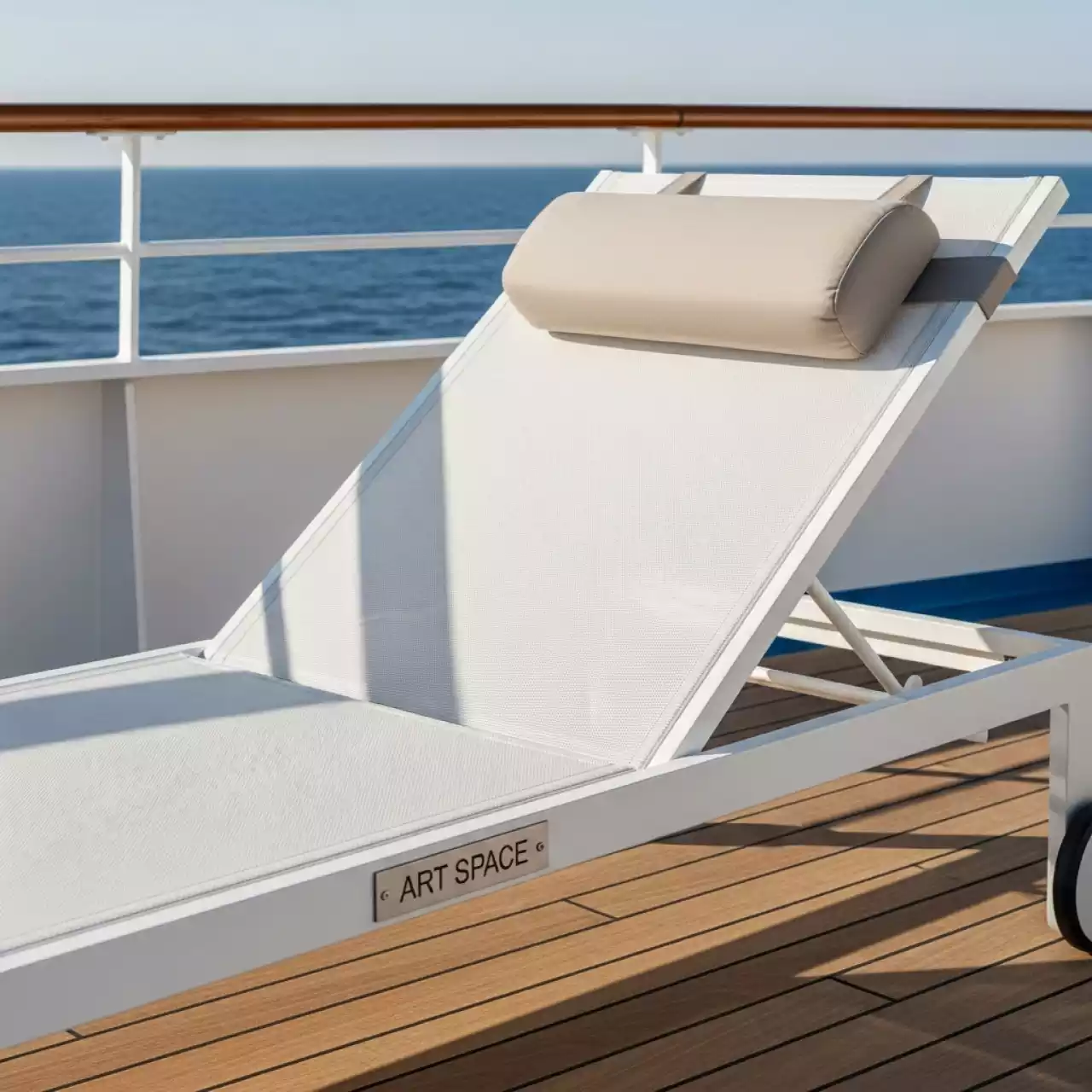 Аренда Шезлонг SOGNO S каркас белый текстилен белый подушка бежевая на теплоходе «Дагомыс» — ART SPACE