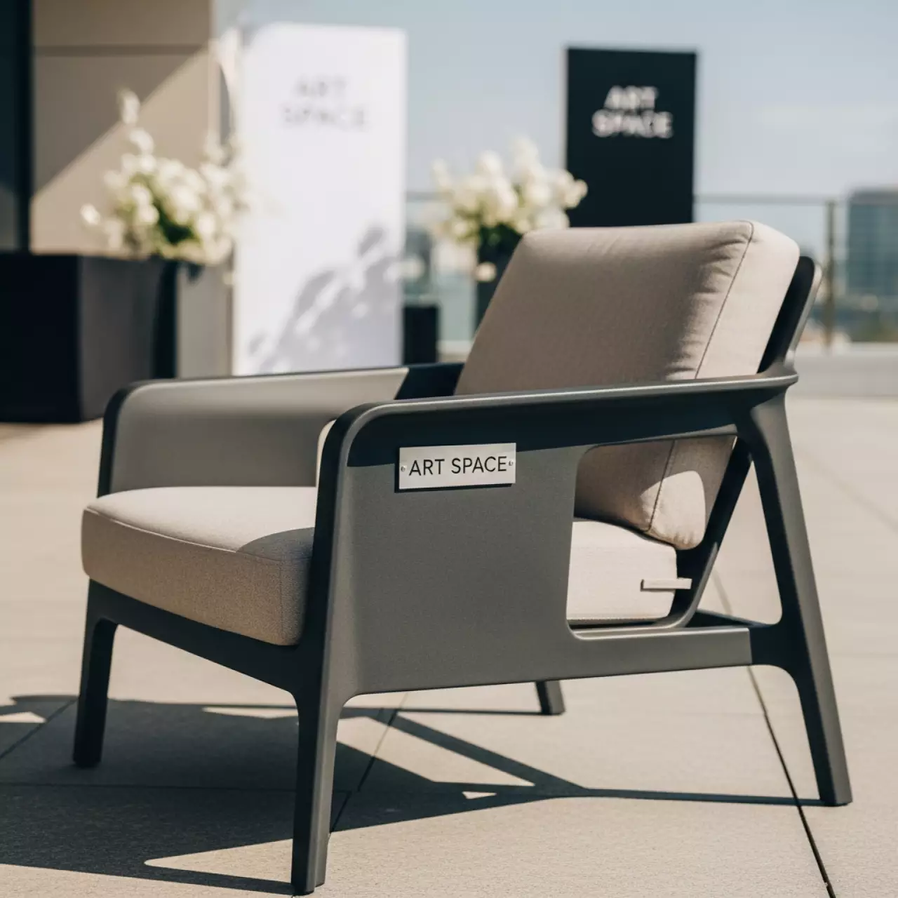 Аренда Шезлонг SOGNO S каркас темно серый карбон серый текстилен подушка бежевая в отеле Radisson Lazurnaya — ART SPACE