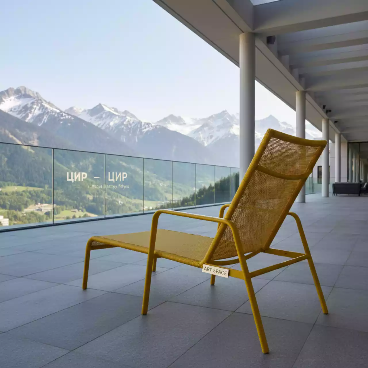 Аренда Шезлонг желтый Yellow в Rixos Krasnaya Polyana — ART SPACE