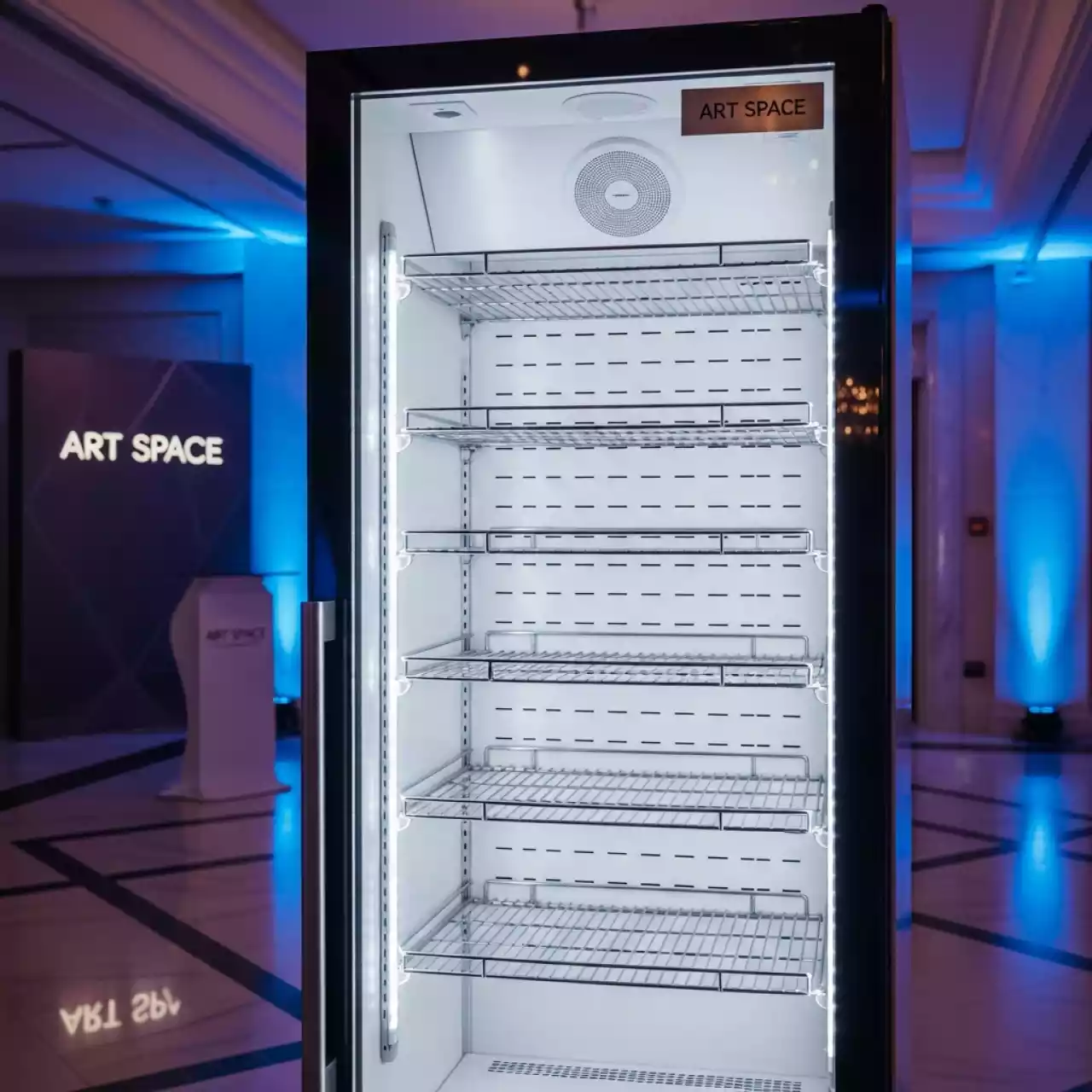 Аренда Шкаф холодильный с прозрачной дверью Polair 500 л в комплексе Sea Galaxy — ART SPACE