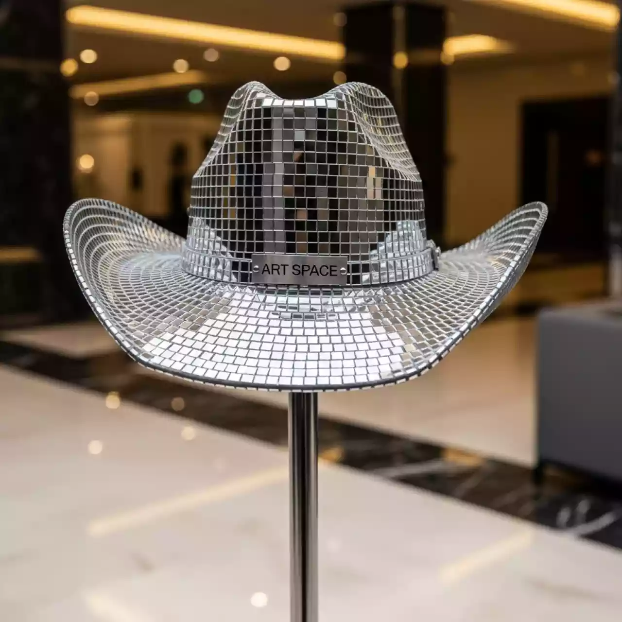 Аренда Шляпы ковбойские зеркальные в стиле диско в Sport Inn Hotel & Wellness — ART SPACE