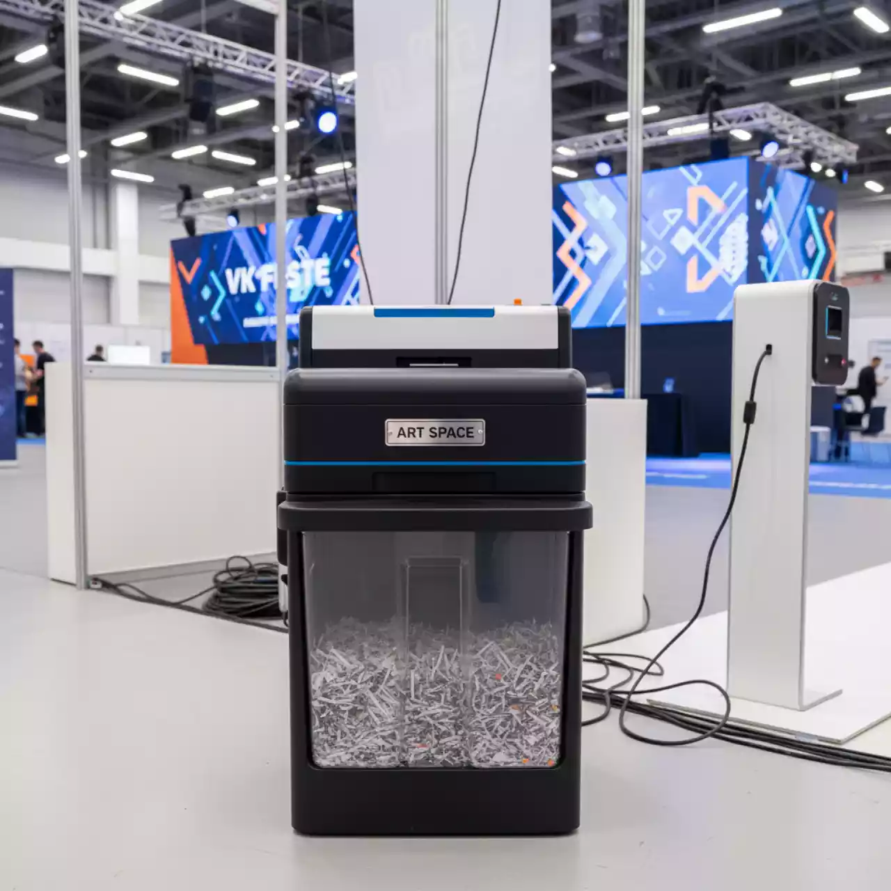 Аренда Шредер уничтожитель Ideal 2604SMC 0,8х5 мм с масленкой в Pullman Sochi Centre — ART SPACE