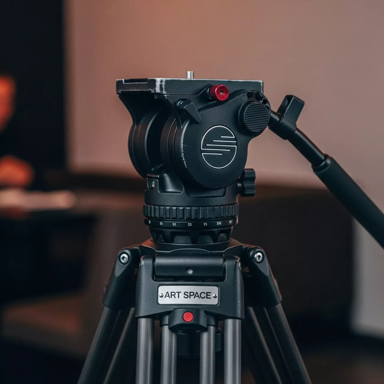 Аренда Штатив Miliboo MTT 609a с головой MYT 803 в ресторане «Баран-Рапан» — ART SPACE