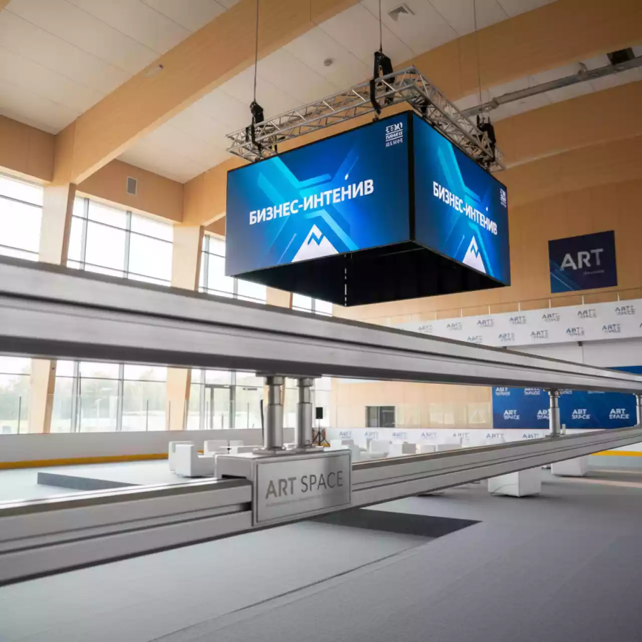 Аренда Система рельсовая PolyGlide Slide МОНО 2 для ЖК и ИД 65 75 КР 170 Р маркер и маркер в ледовой арене «Шайба» — ART SPACE