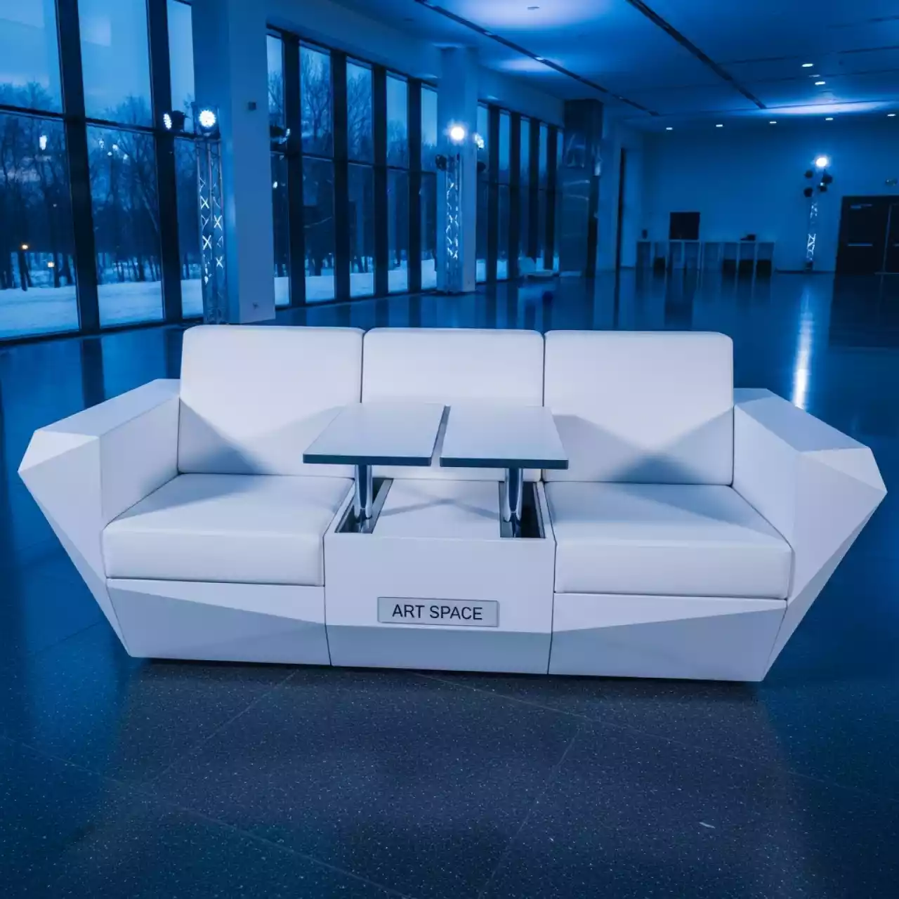 Аренда Система с тремя сиденьями столиком Alice Bench в Omega Sirius — ART SPACE