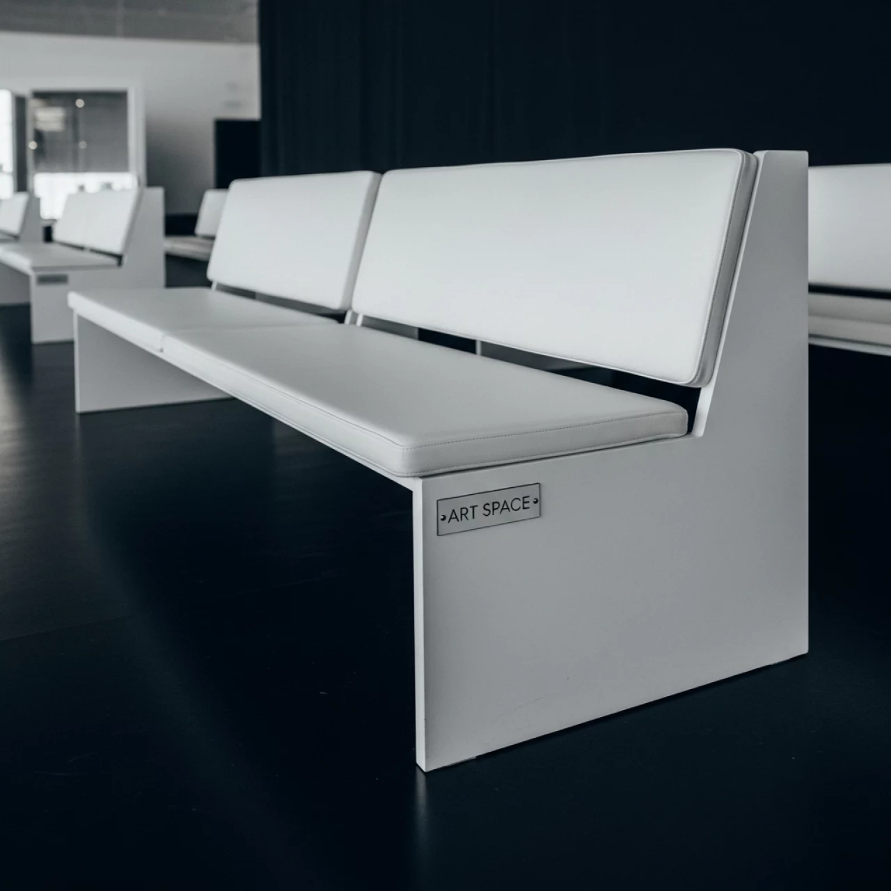 Аренда Система сидений с четырьмя сиденьями Kuadra XL в ледовом дворце «Большой» — ART SPACE