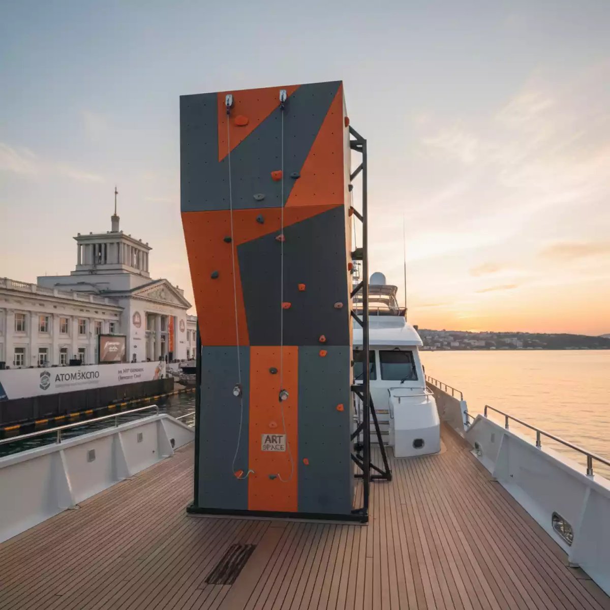 Аренда Скалодром аттракцион Подросток на VIP теплоходе (Морпорт Сочи) — ART SPACE