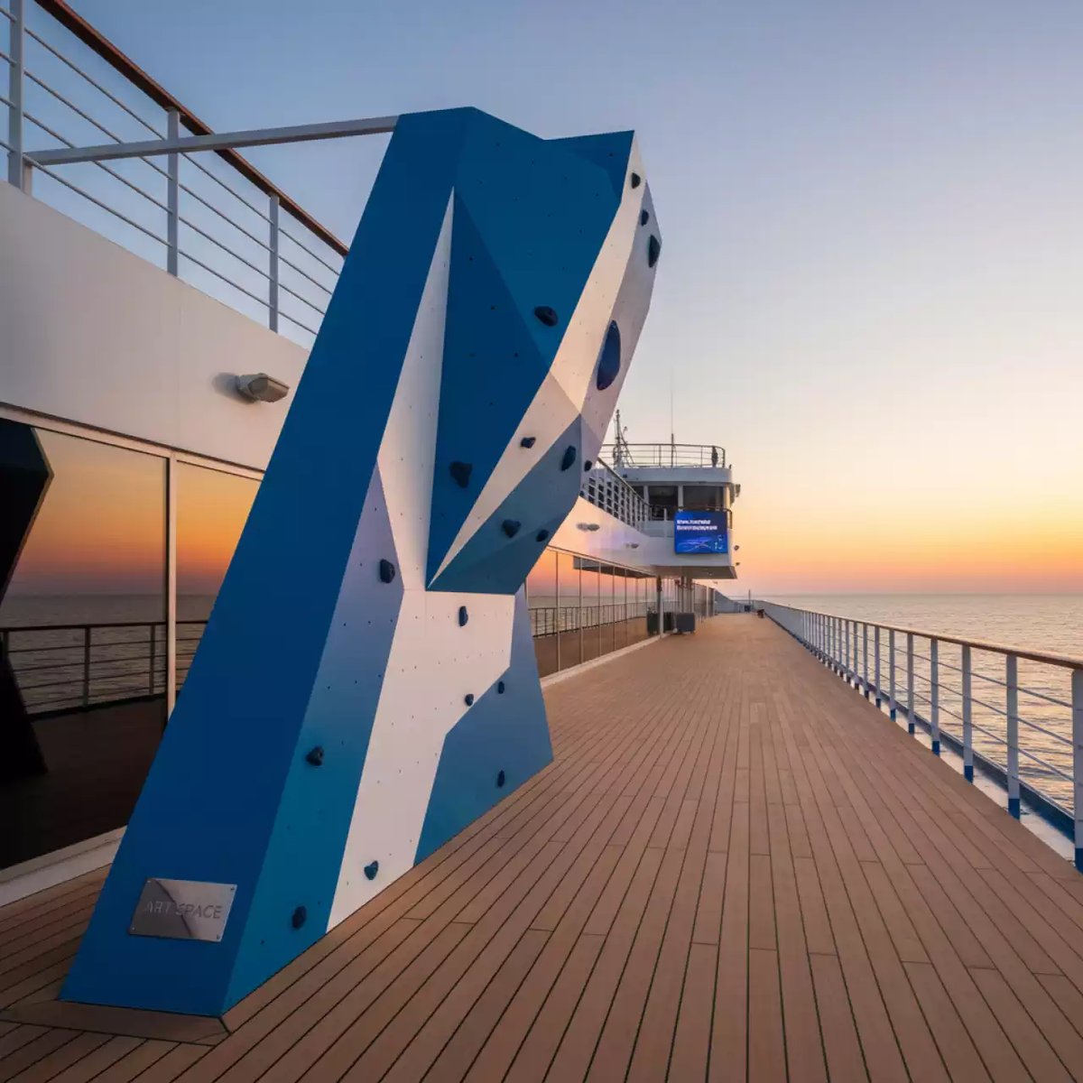 Аренда Скалодром Подросток на теплоходе «Дагомыс» — ART SPACE