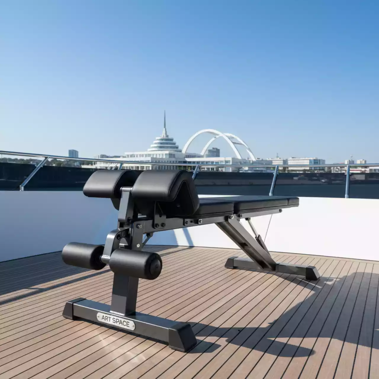 Аренда Скамья для пресса на VIP теплоходе (Морпорт Сочи) — ART SPACE