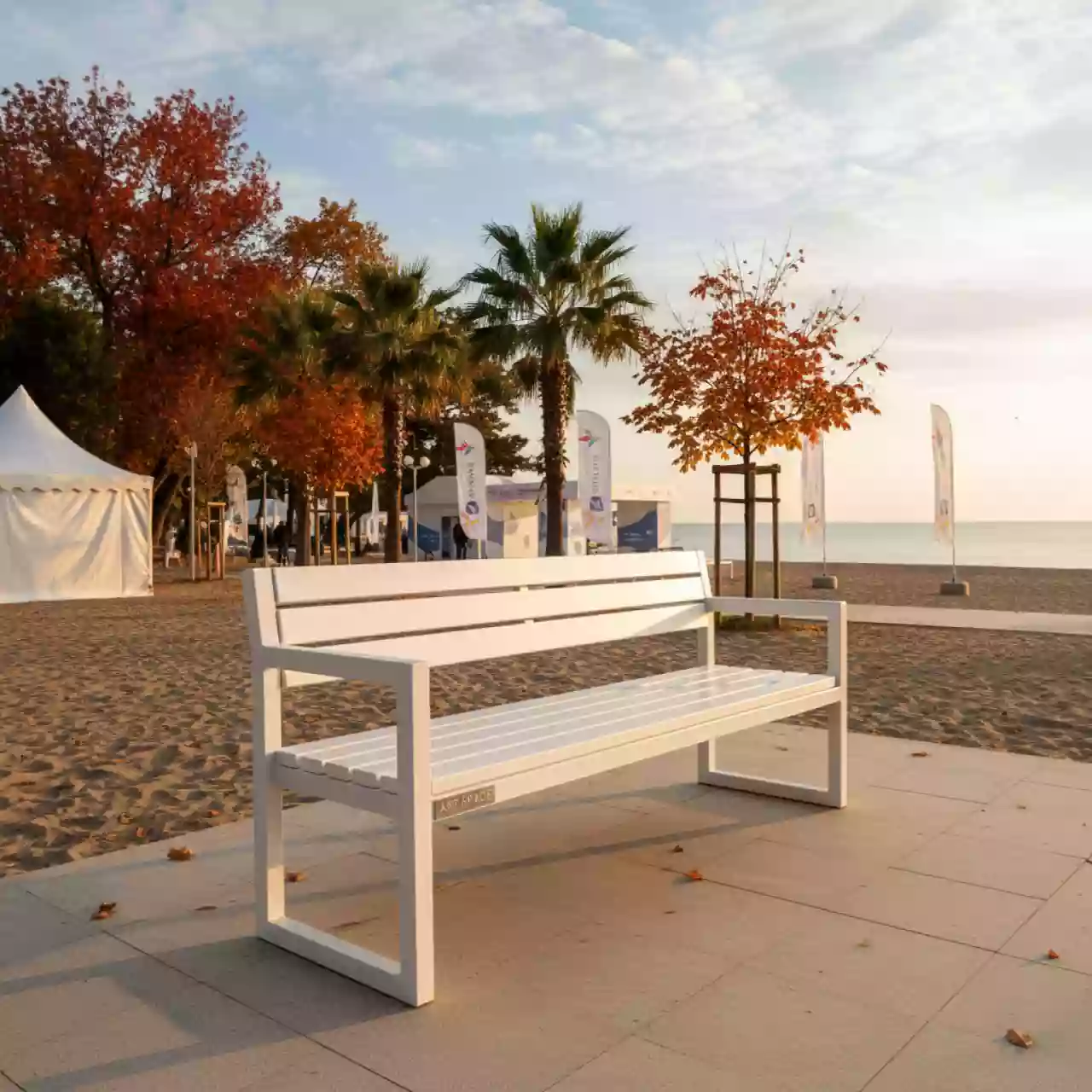 Аренда Скамейка 2 местная белая на пляжных клубах Хосты — ART SPACE