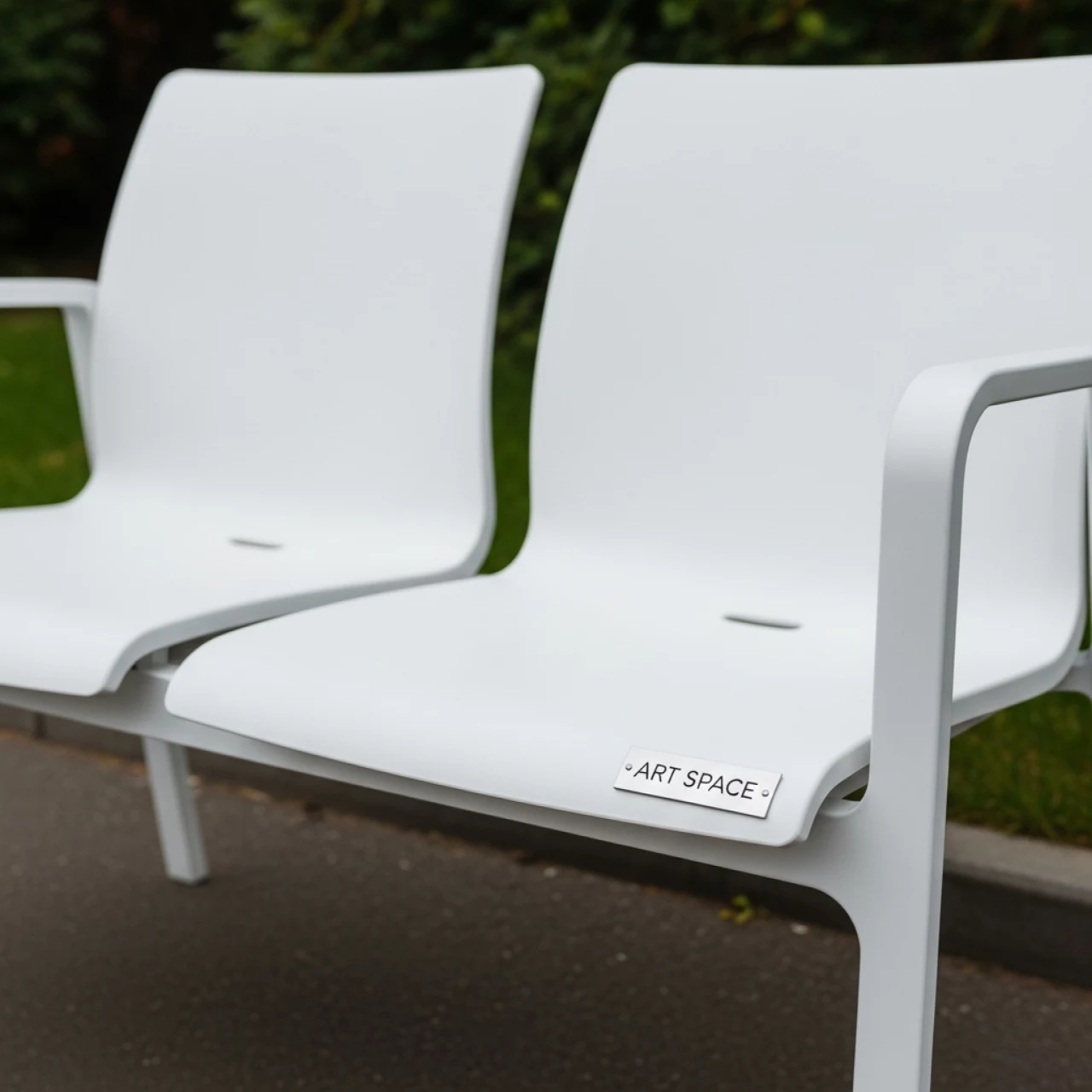 Аренда Скамейка белая двухместная в парке «Ривьера» — ART SPACE