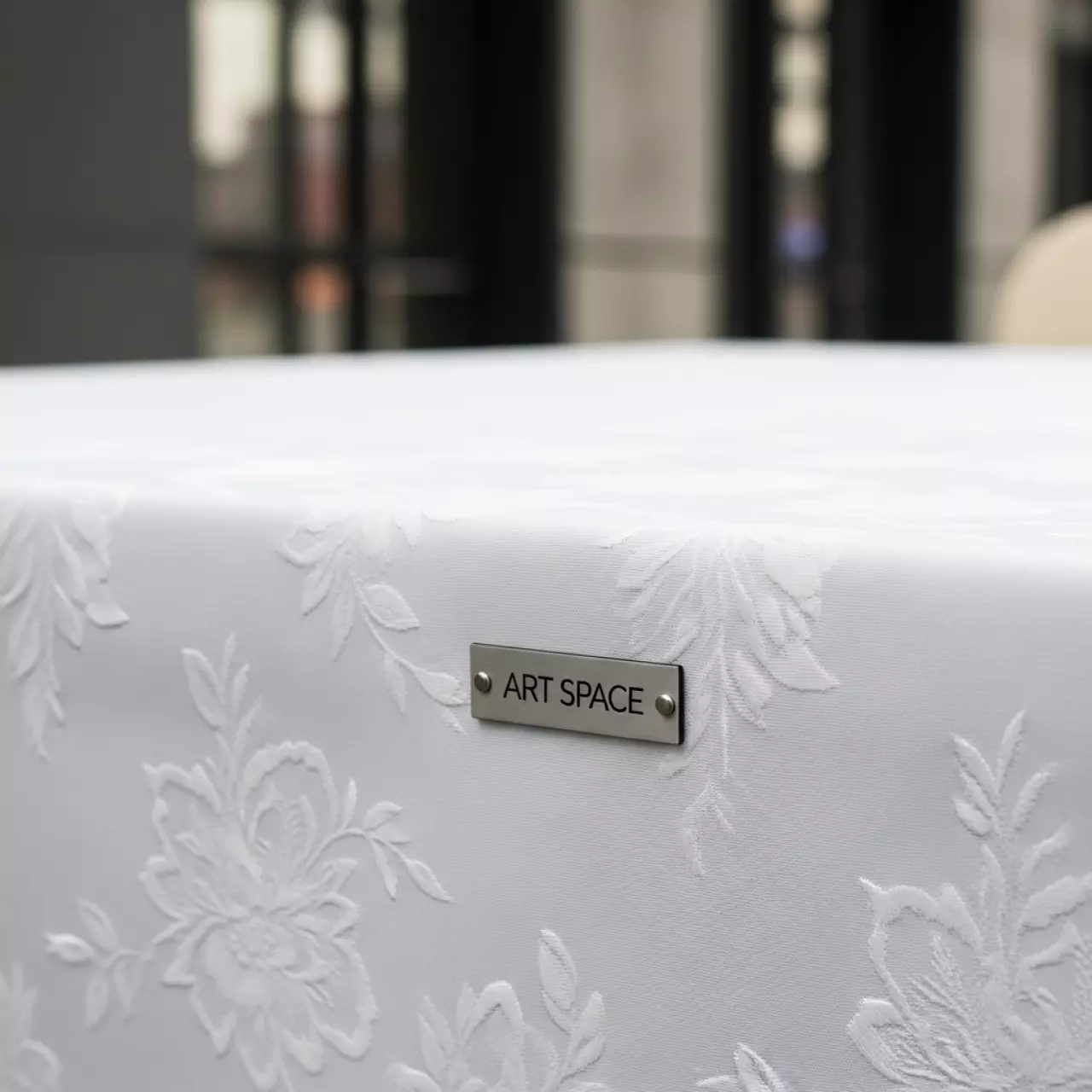 Аренда Скатерть 1,85х1,45 м журавинка Цветок белая без шва на Медальной площади — ART SPACE